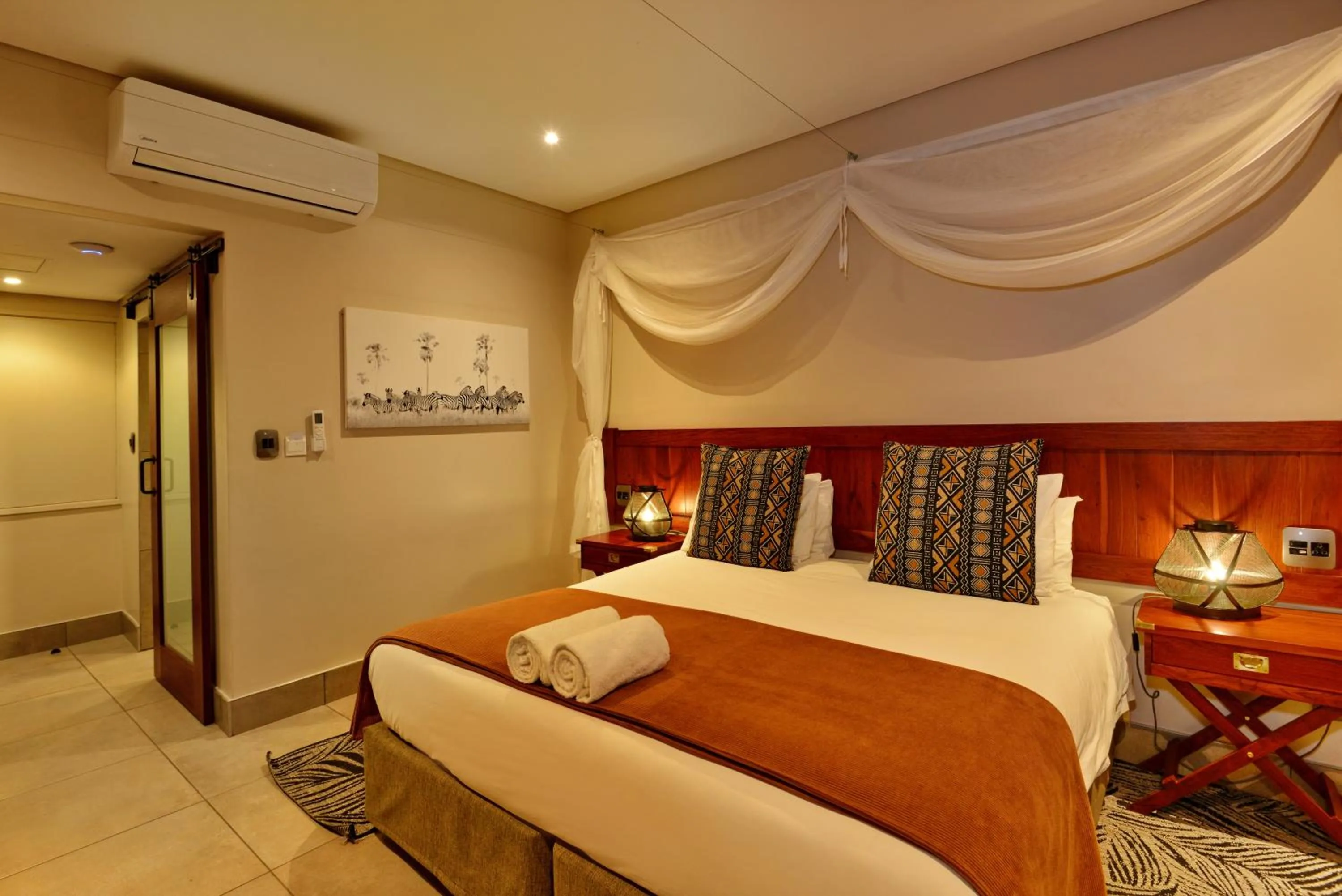 Bedroom, Bed in Hwange Safari Lodge