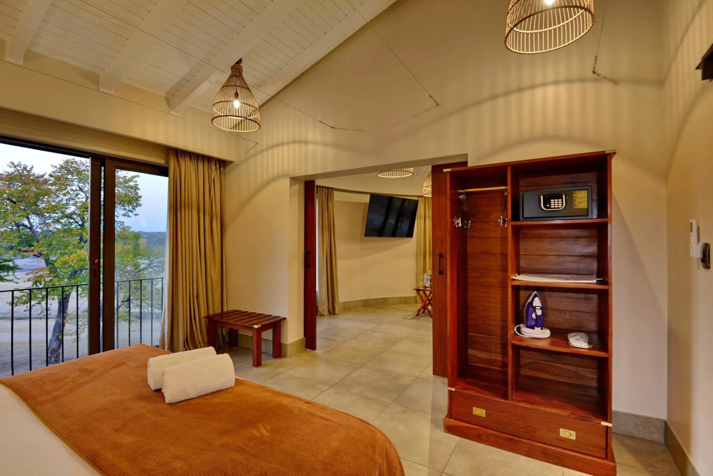 Bedroom, Bed in Hwange Safari Lodge