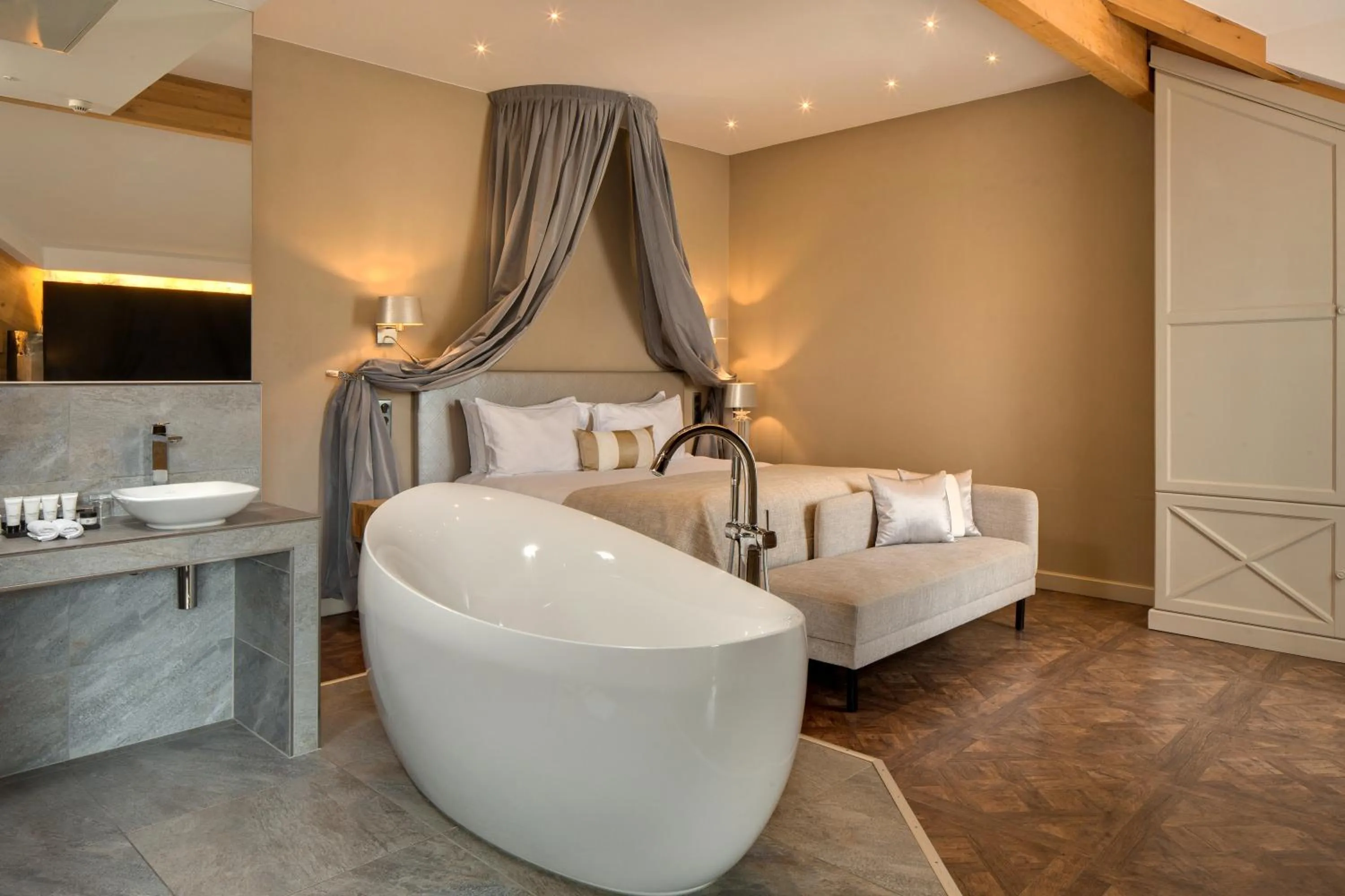 Photo of the whole room, Bed in Domaine de la Klauss & Spa, Restaurant Gastronomique Le K