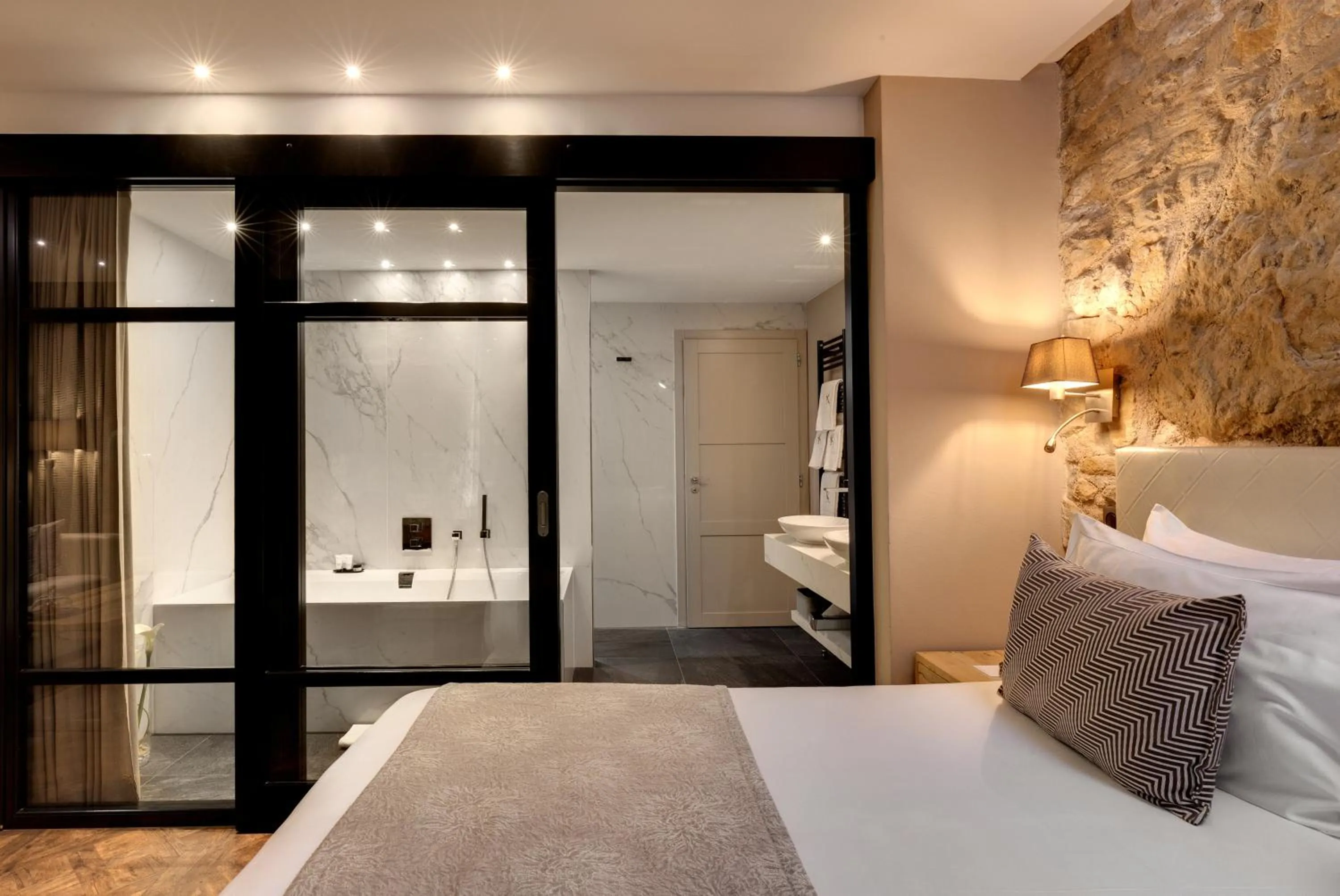 Photo of the whole room, Bed in Domaine de la Klauss & Spa, Restaurant Gastronomique Le K