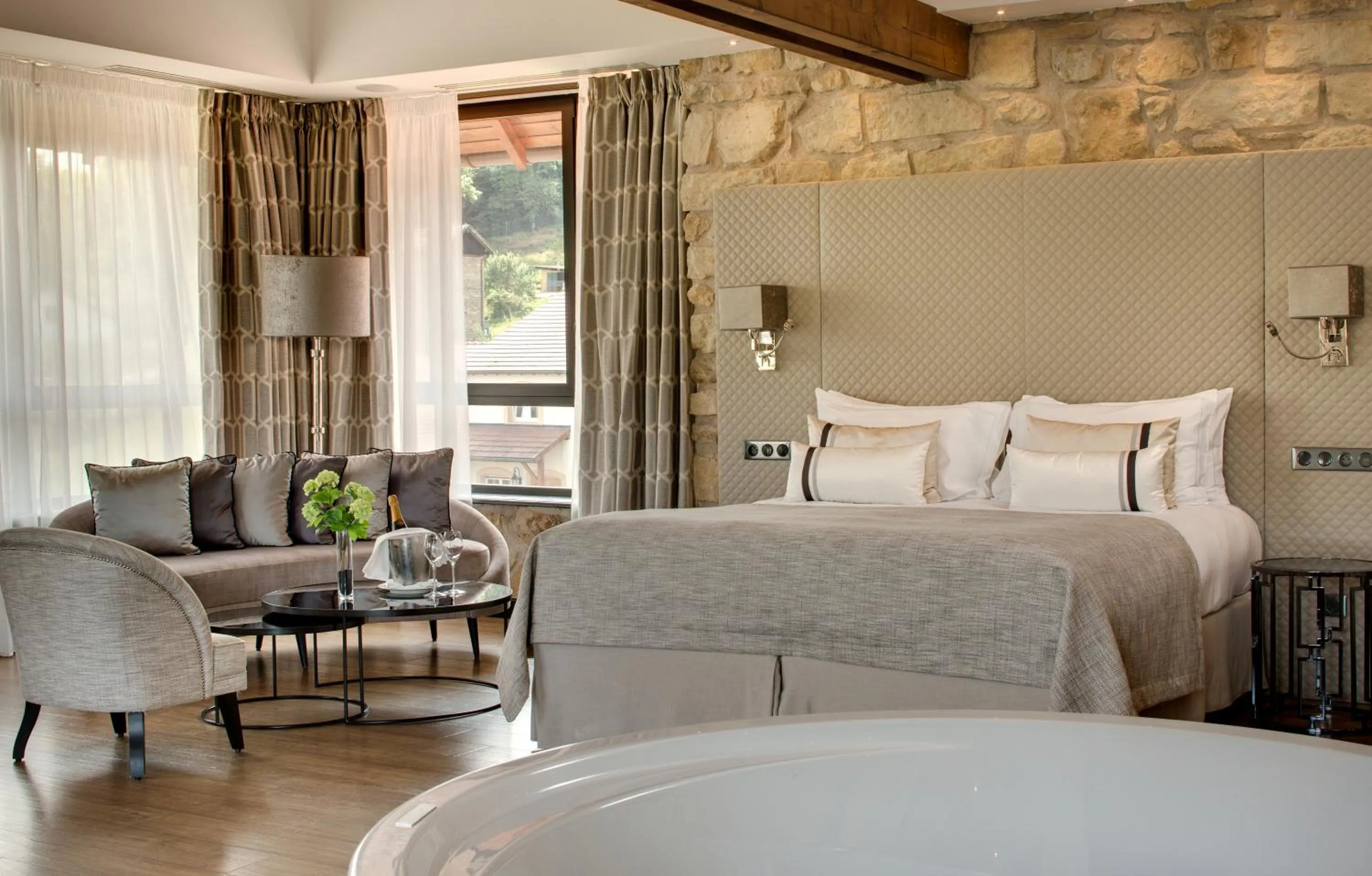 Photo of the whole room, Bed in Domaine de la Klauss & Spa, Restaurant Gastronomique Le K