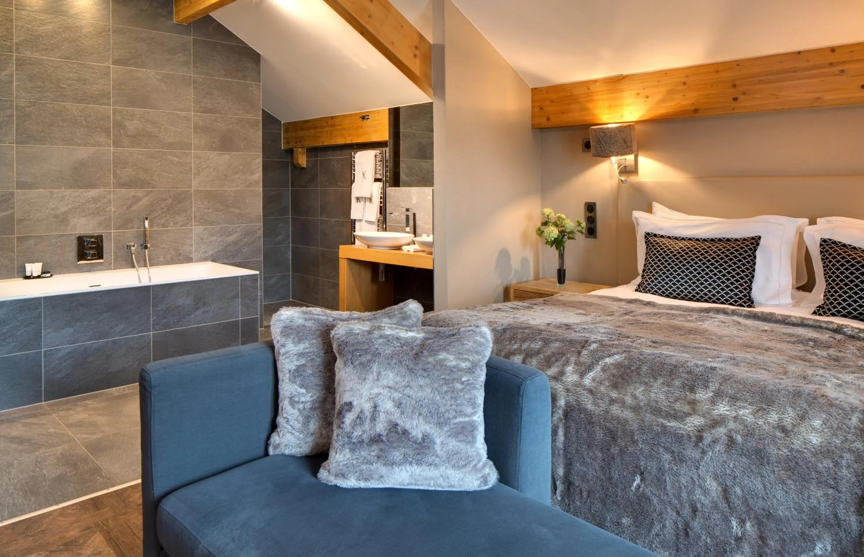 Photo of the whole room, Bed in Domaine de la Klauss & Spa, Restaurant Gastronomique Le K