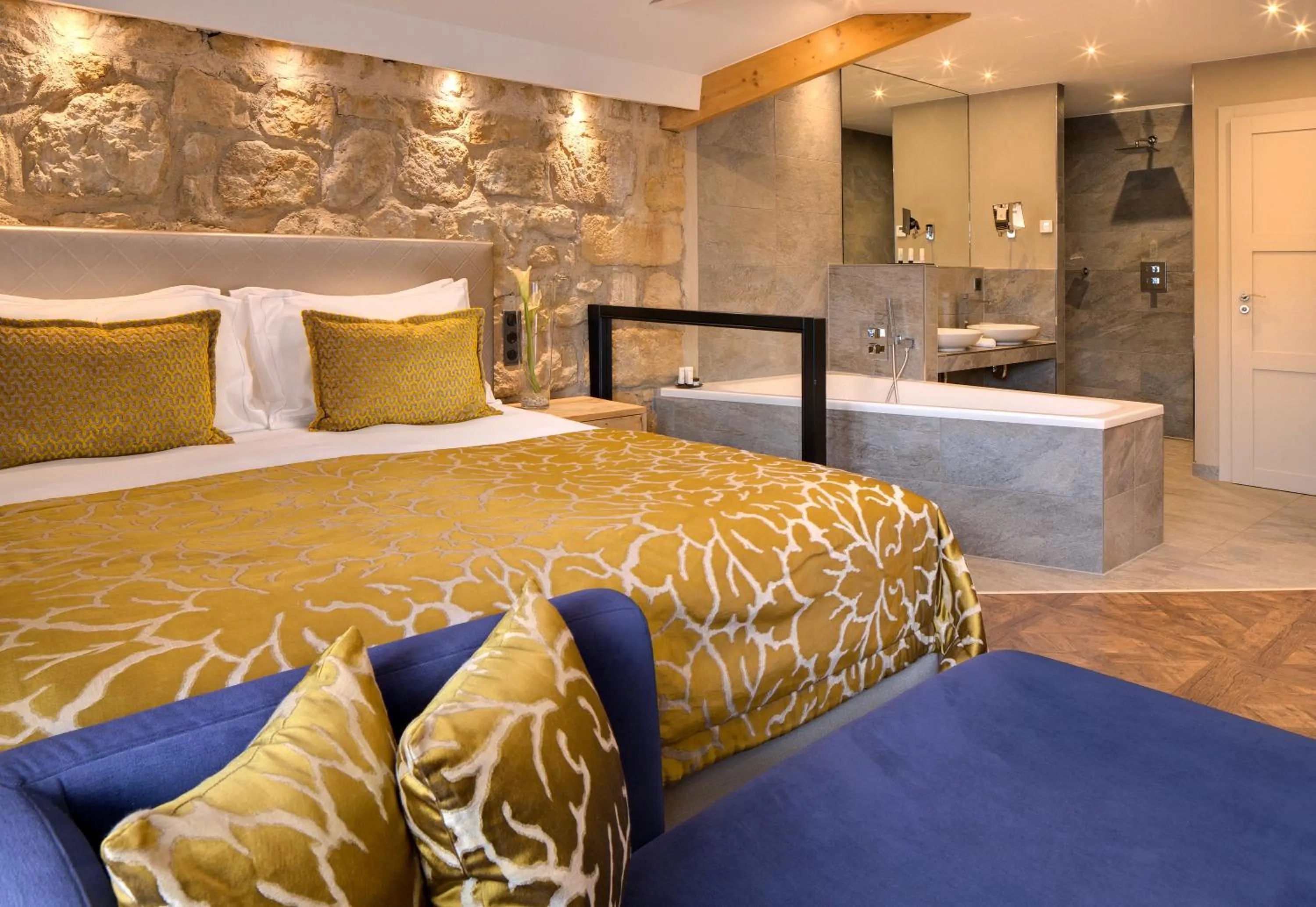 Photo of the whole room, Bed in Domaine de la Klauss & Spa, Restaurant Gastronomique Le K