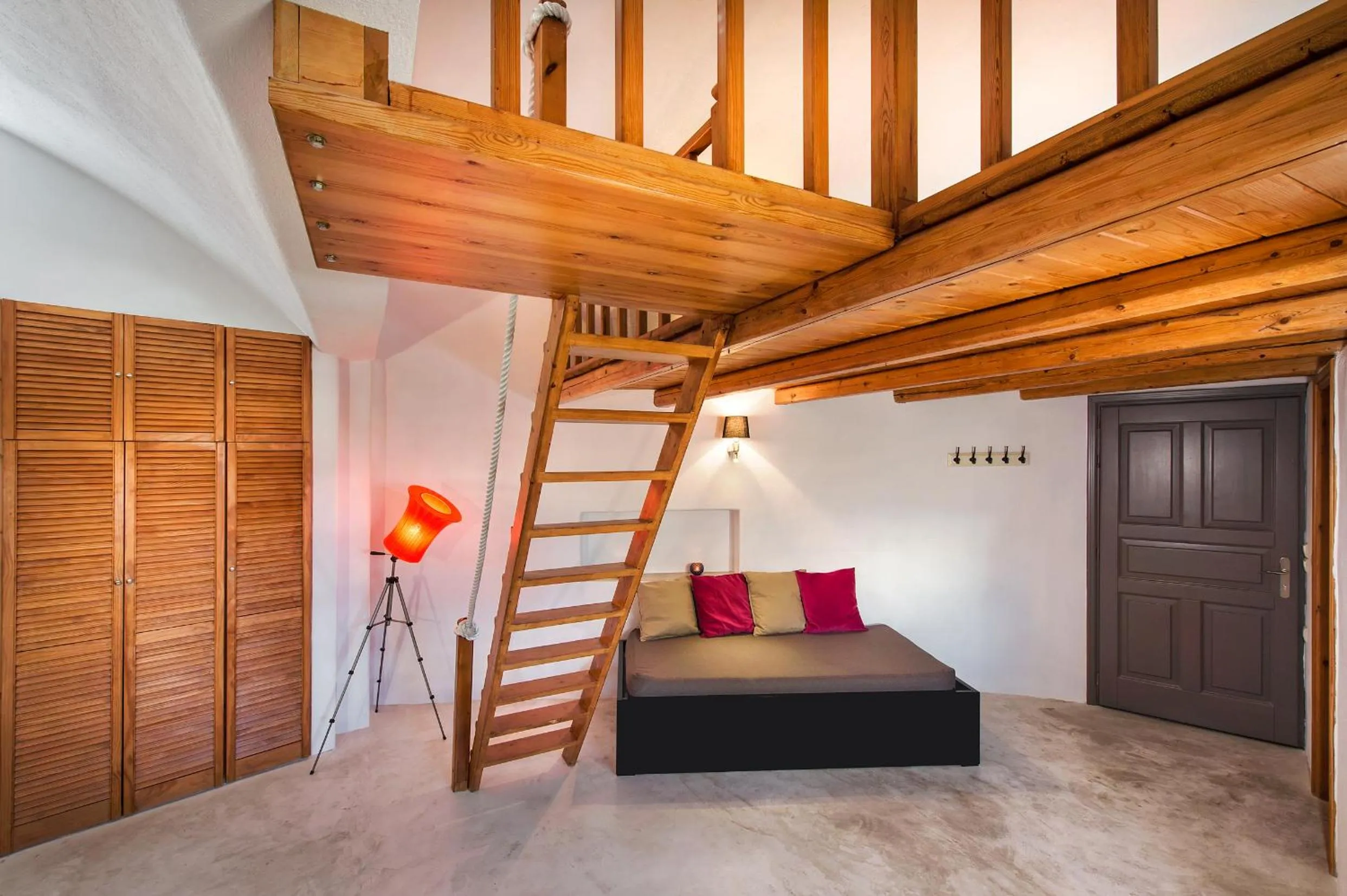 Living room, Bed in Old Vourvoulos Houses