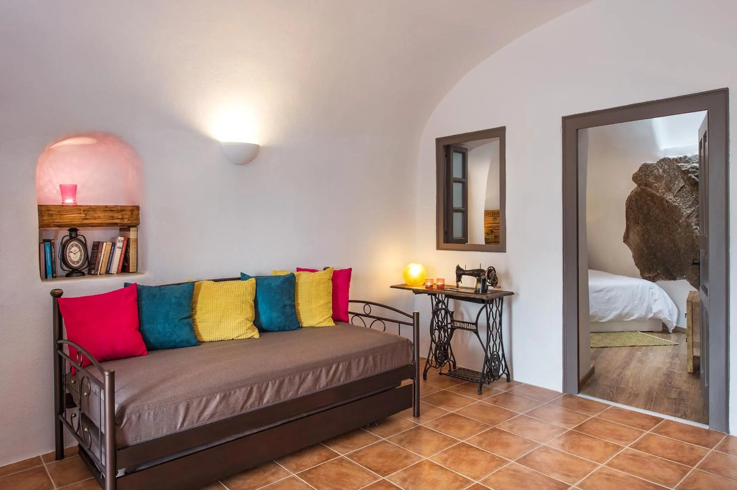 Living room, Bed in Old Vourvoulos Houses