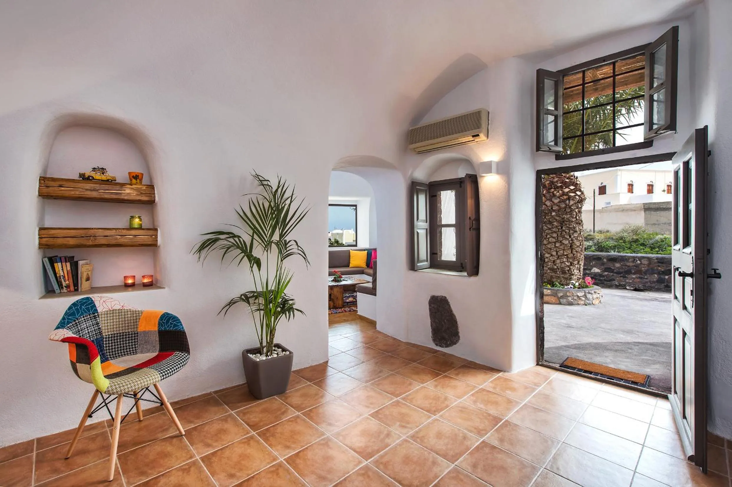 Living room, Bed in Old Vourvoulos Houses
