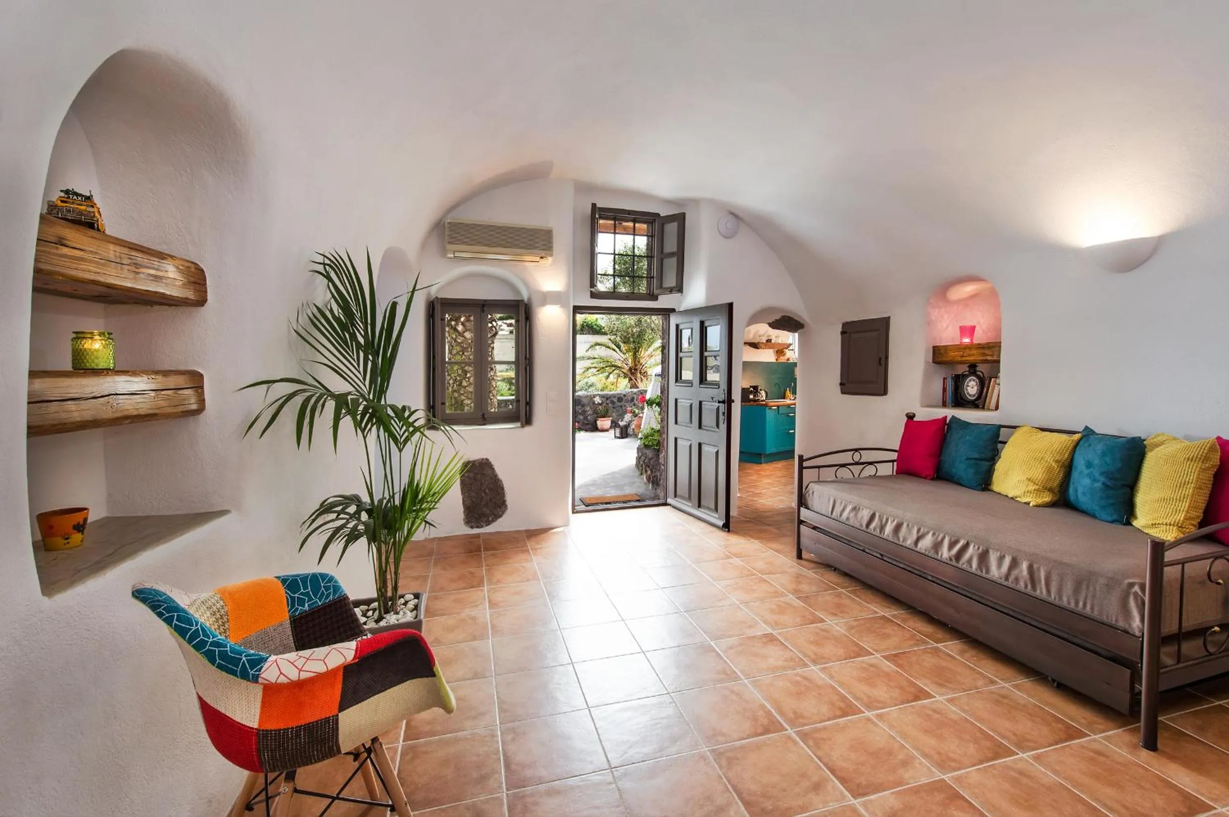 Living room, Bed in Old Vourvoulos Houses