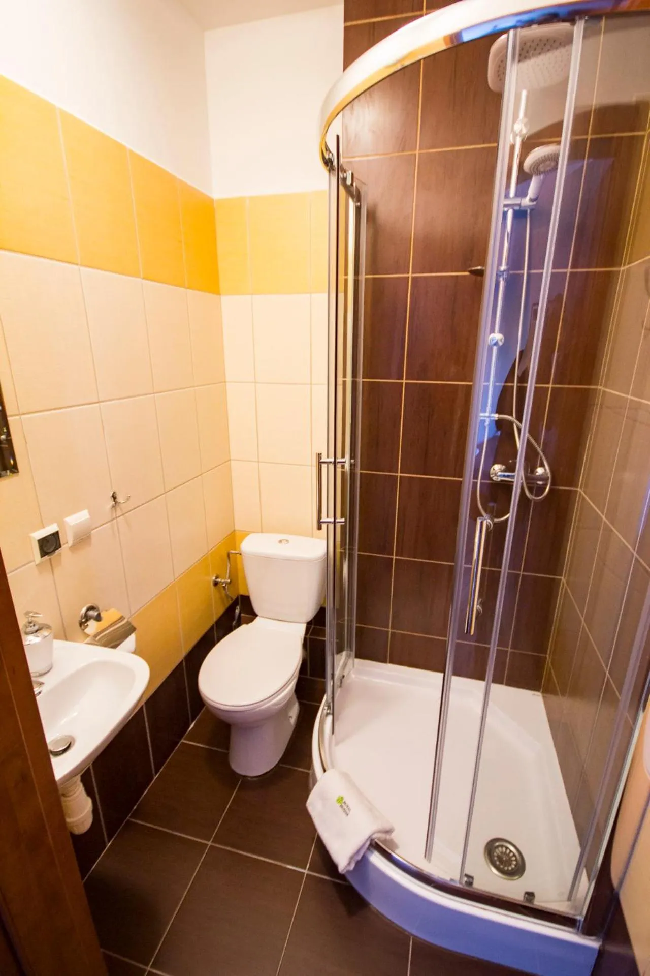Single Room with Private Bathroom - single occupancy in Royal House