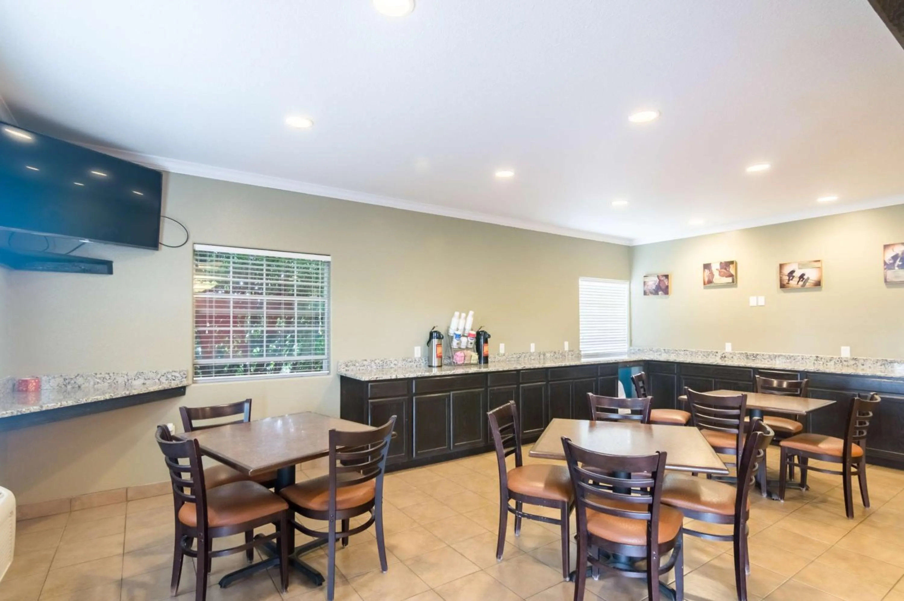 Communal lounge/ TV room in Motel 6-Colorado City, TX