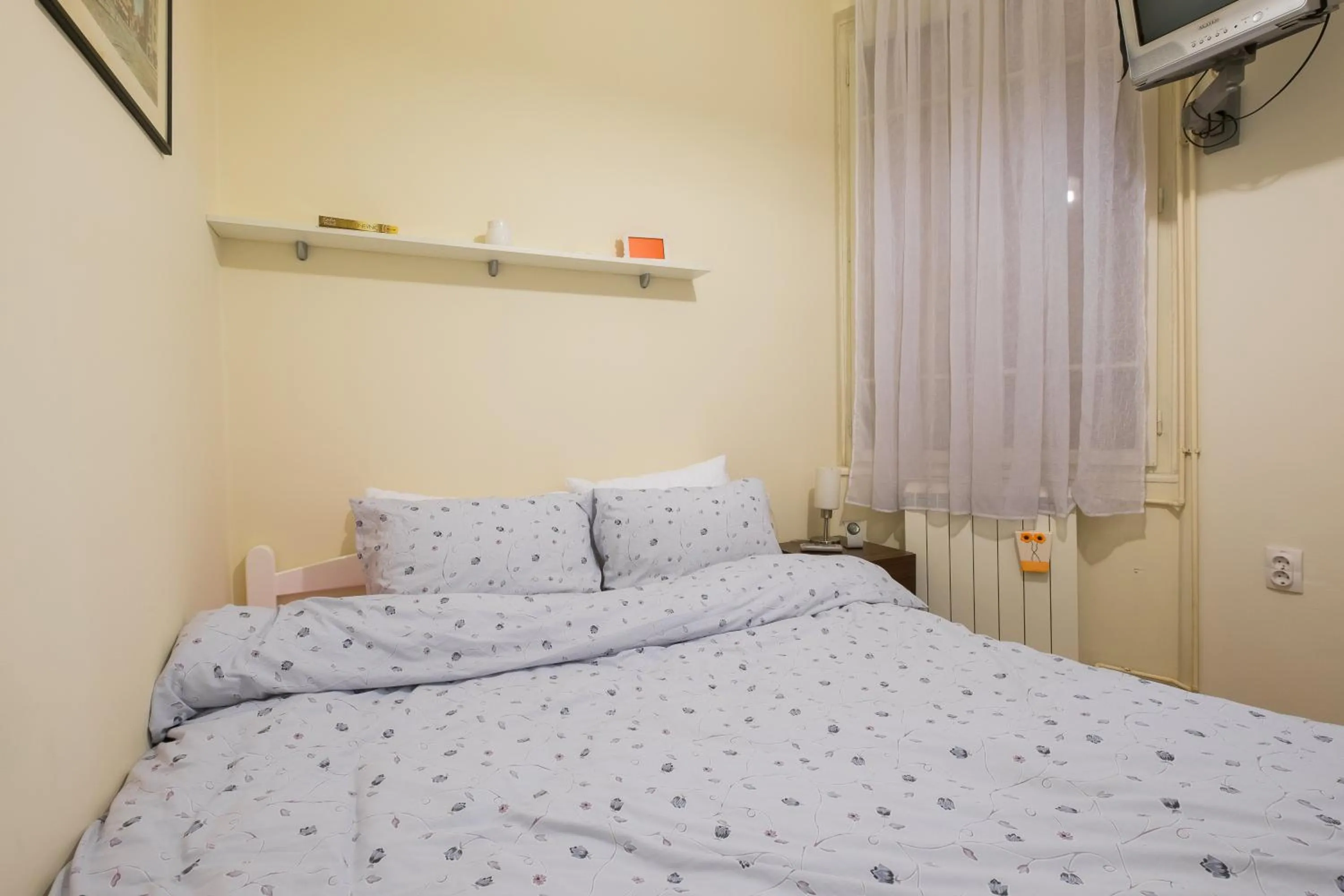 Photo of the whole room, Bed in M&M Downtown Apartment