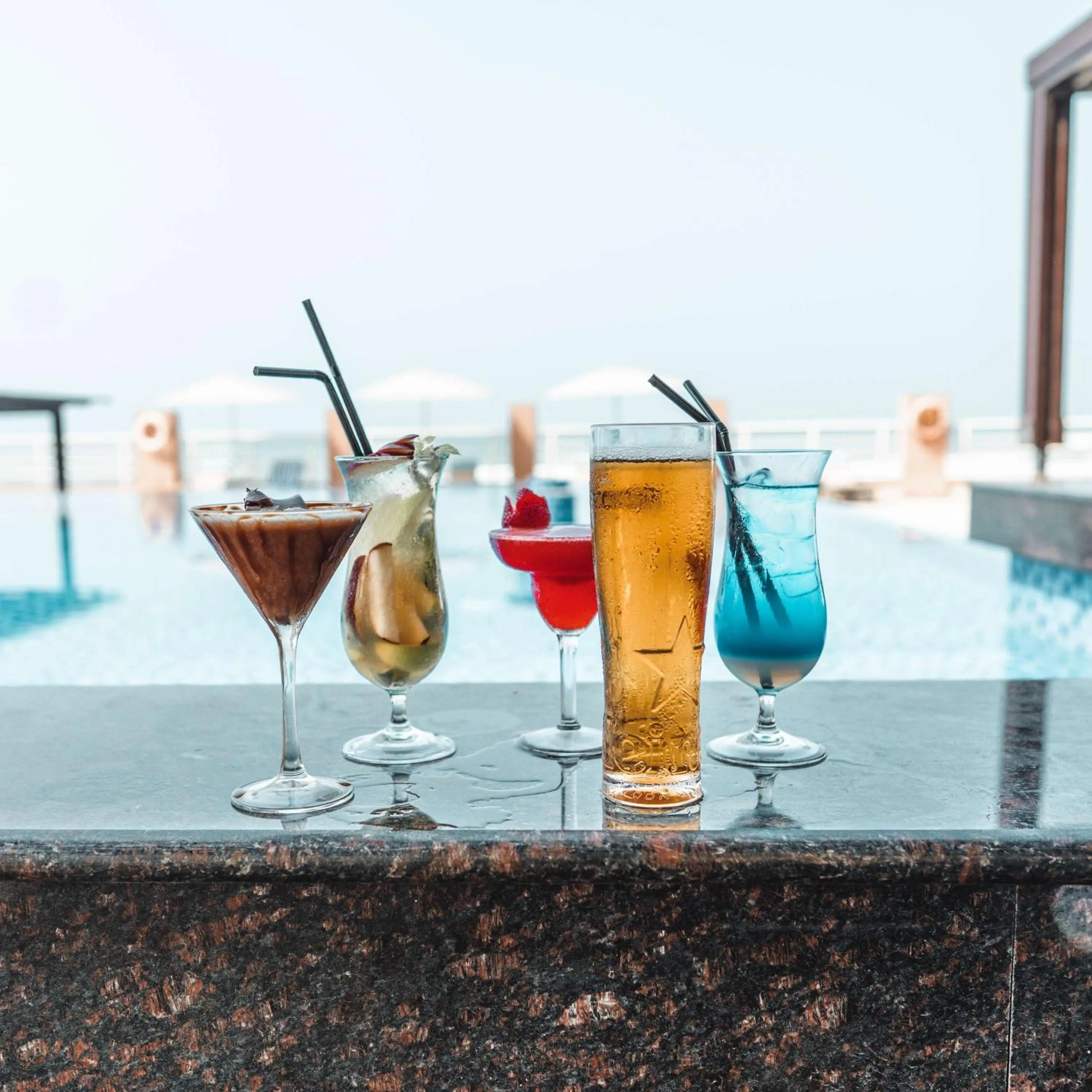Lounge or bar in Radisson Blu Hotel & Resort, Sohar