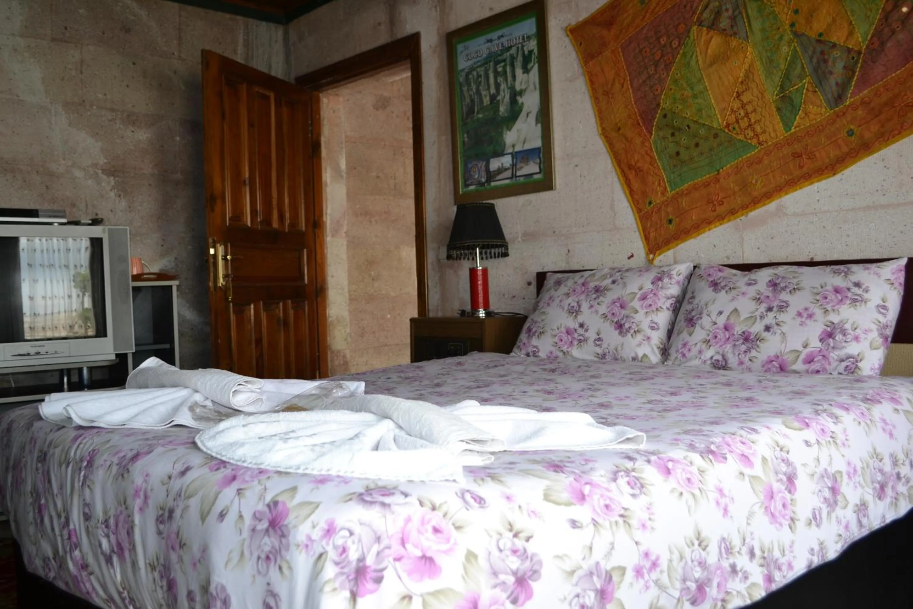 People, Bed in Coco Cave