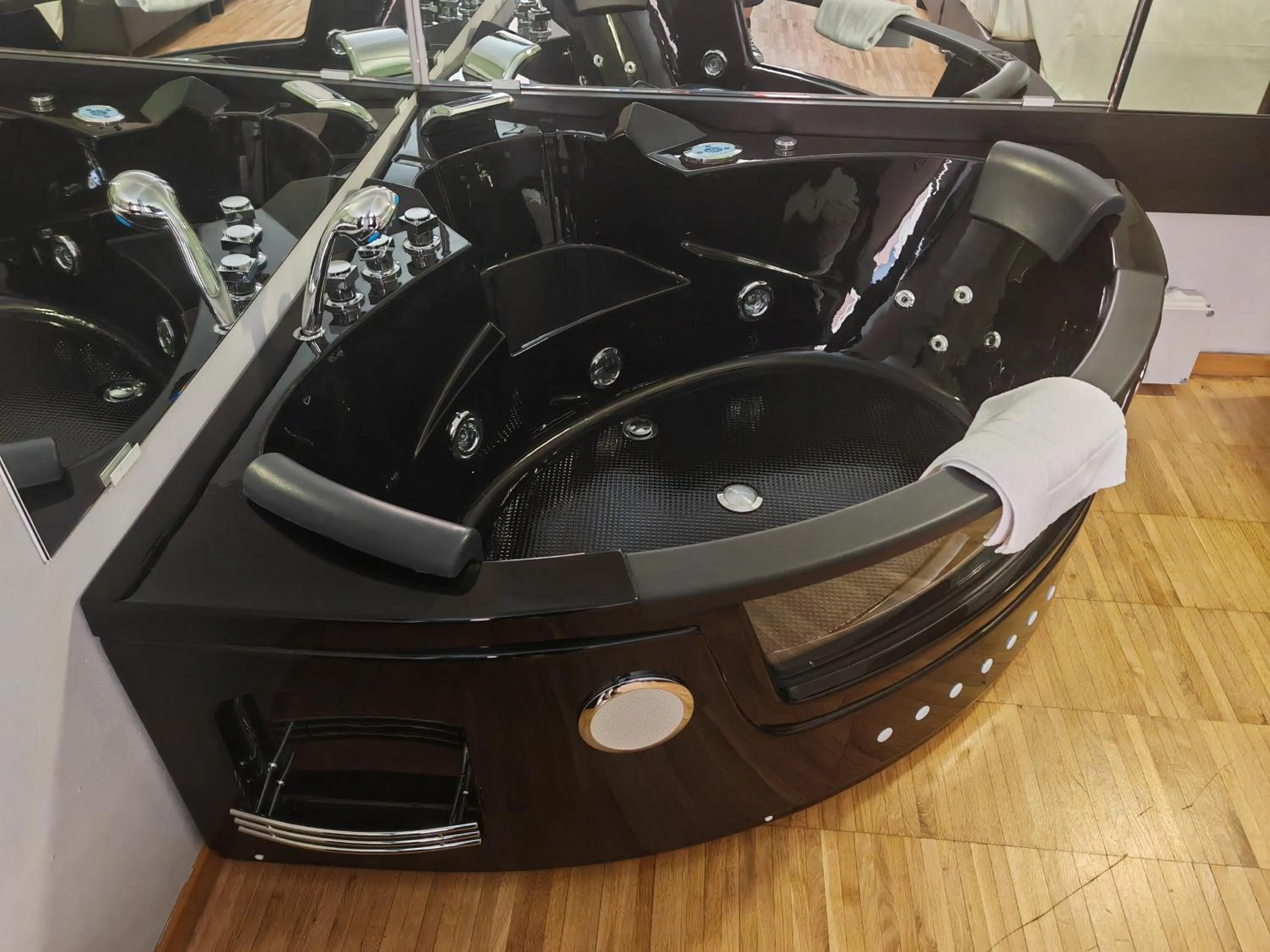 Hot Tub in Smart Hotel