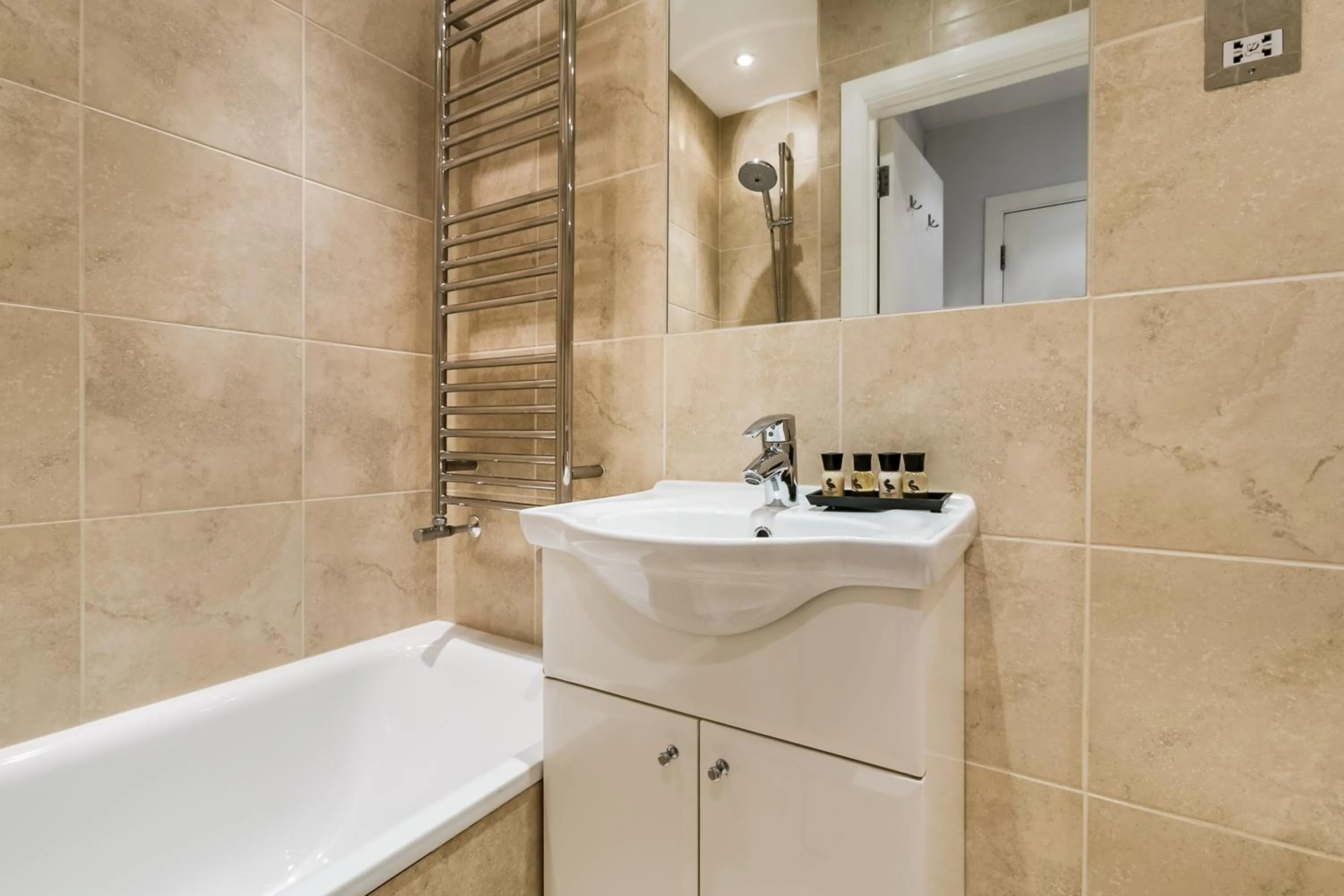 Bathroom in Nell Gwynn Chelsea Accommodation