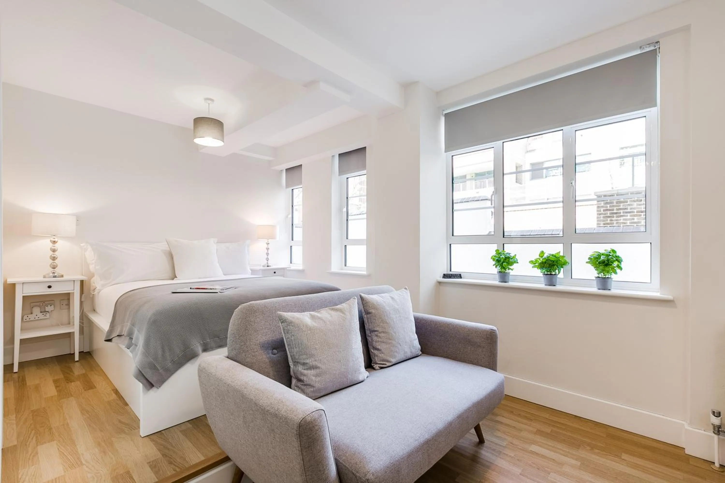 Seating area, Bed in Nell Gwynn Chelsea Accommodation