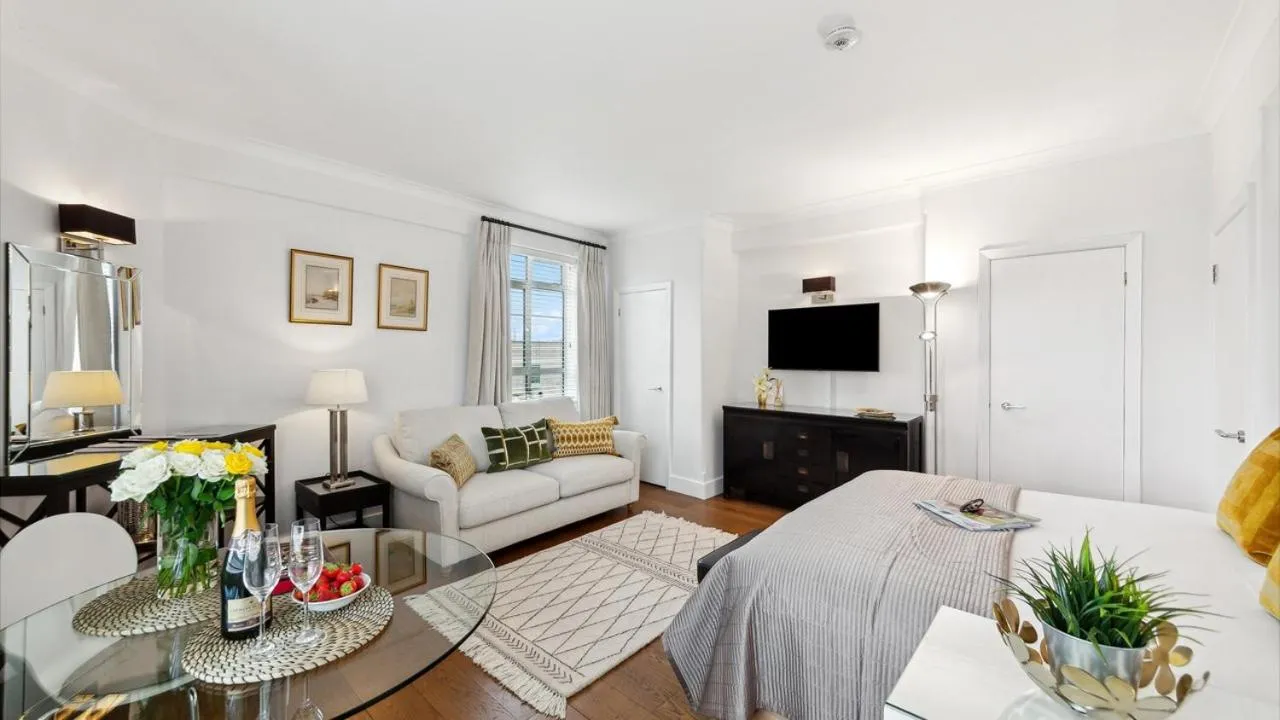 Bed in Nell Gwynn Chelsea Accommodation