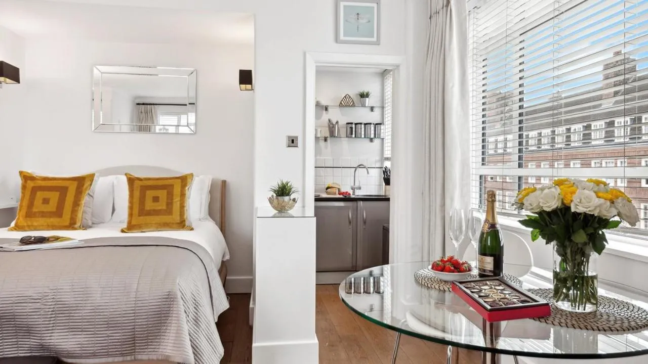 Bed in Nell Gwynn Chelsea Accommodation