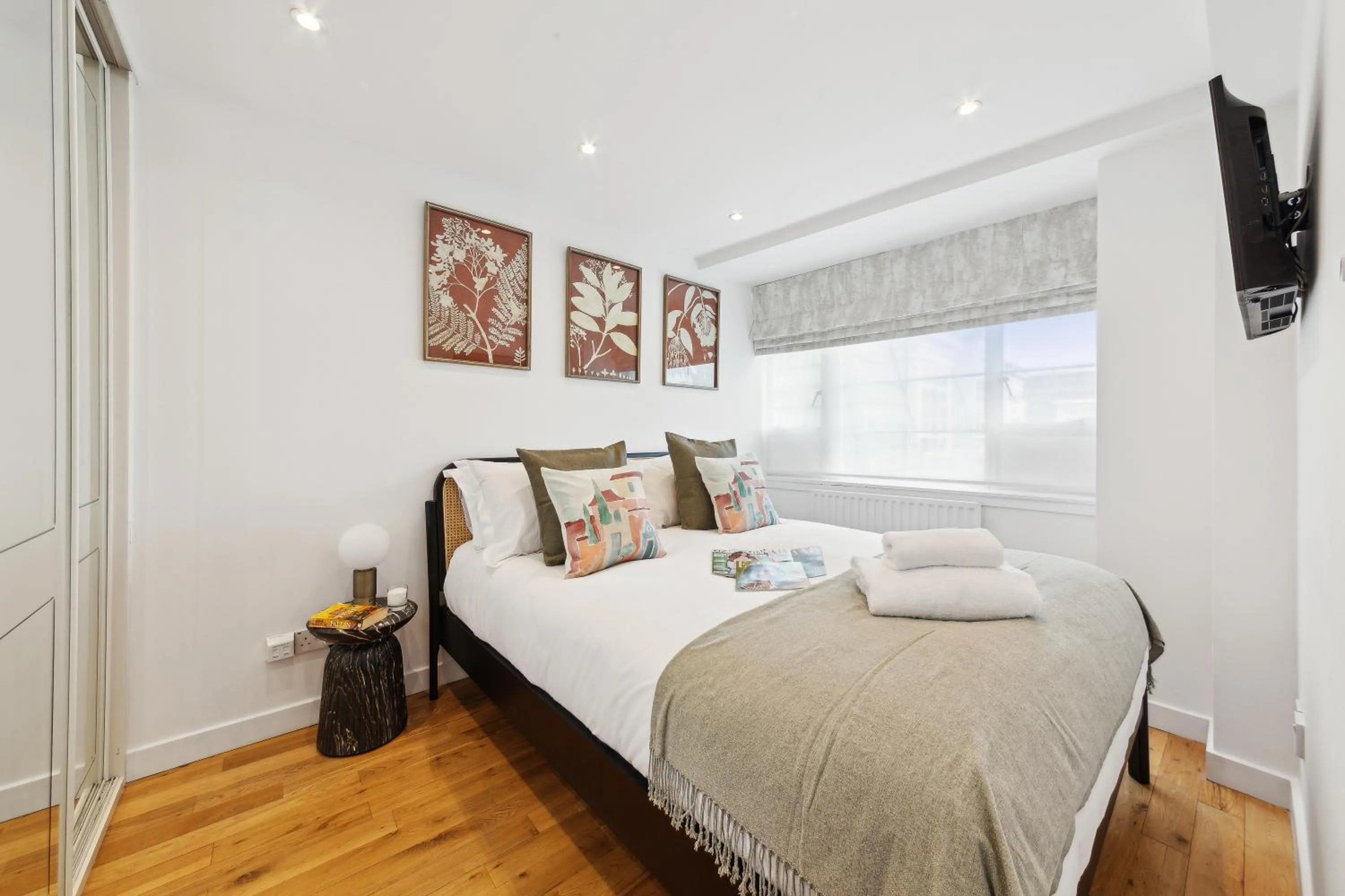 Bed in Nell Gwynn Chelsea Accommodation