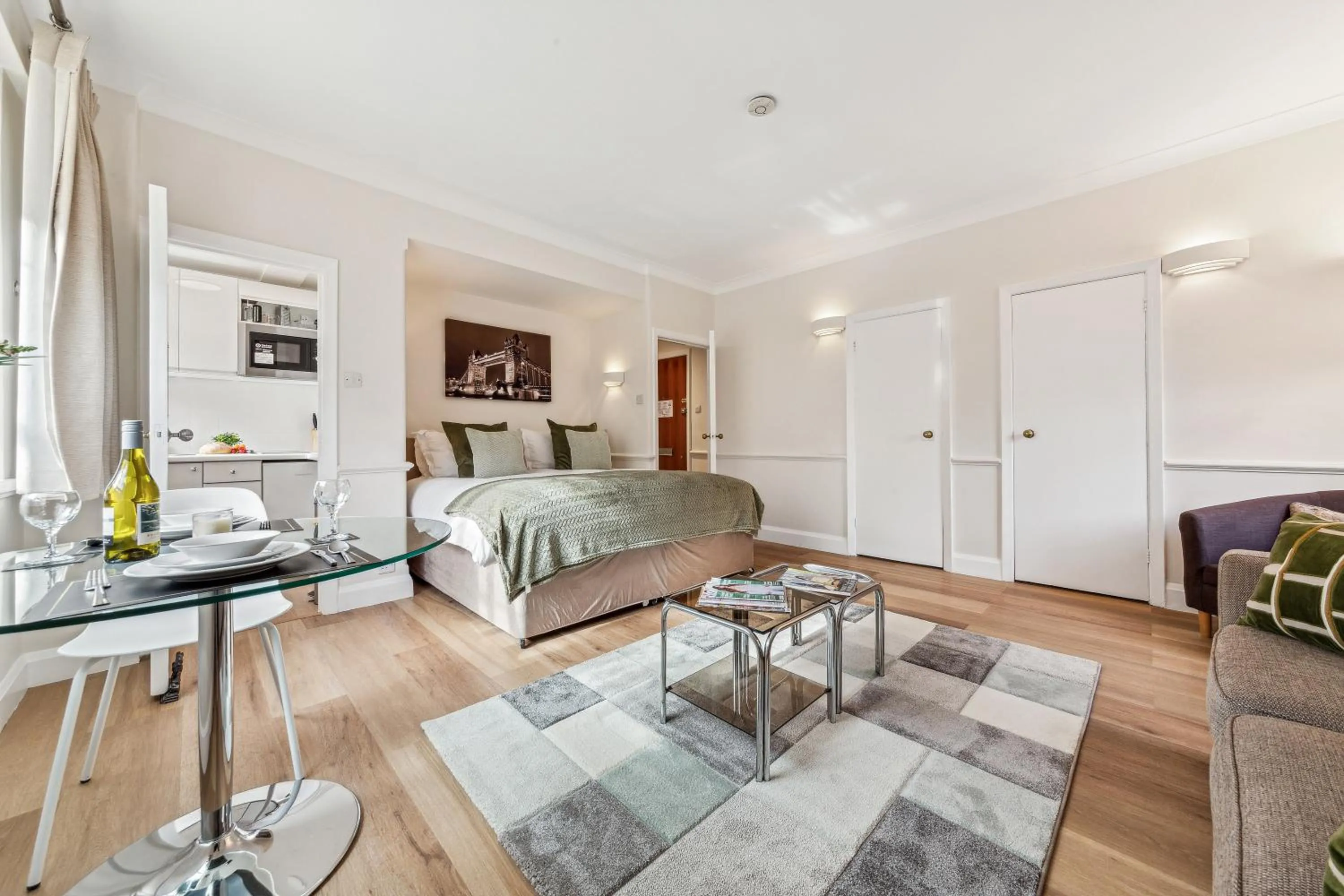 Bed in Nell Gwynn Chelsea Accommodation