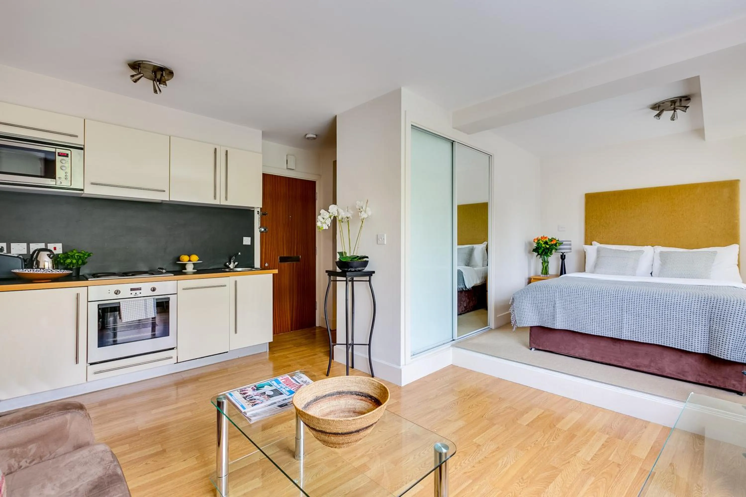 Kitchen or kitchenette, Bed in Nell Gwynn Chelsea Accommodation