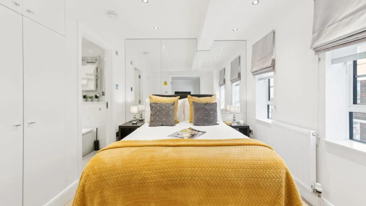 Bed in Nell Gwynn Chelsea Accommodation