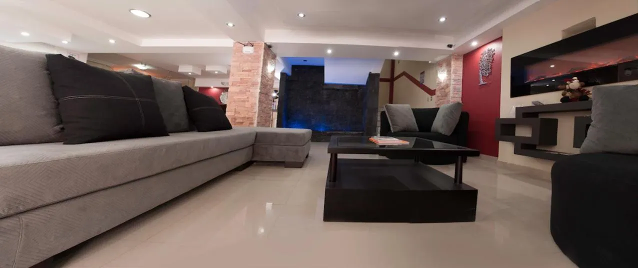 Communal lounge/ TV room in Hotel Imperial