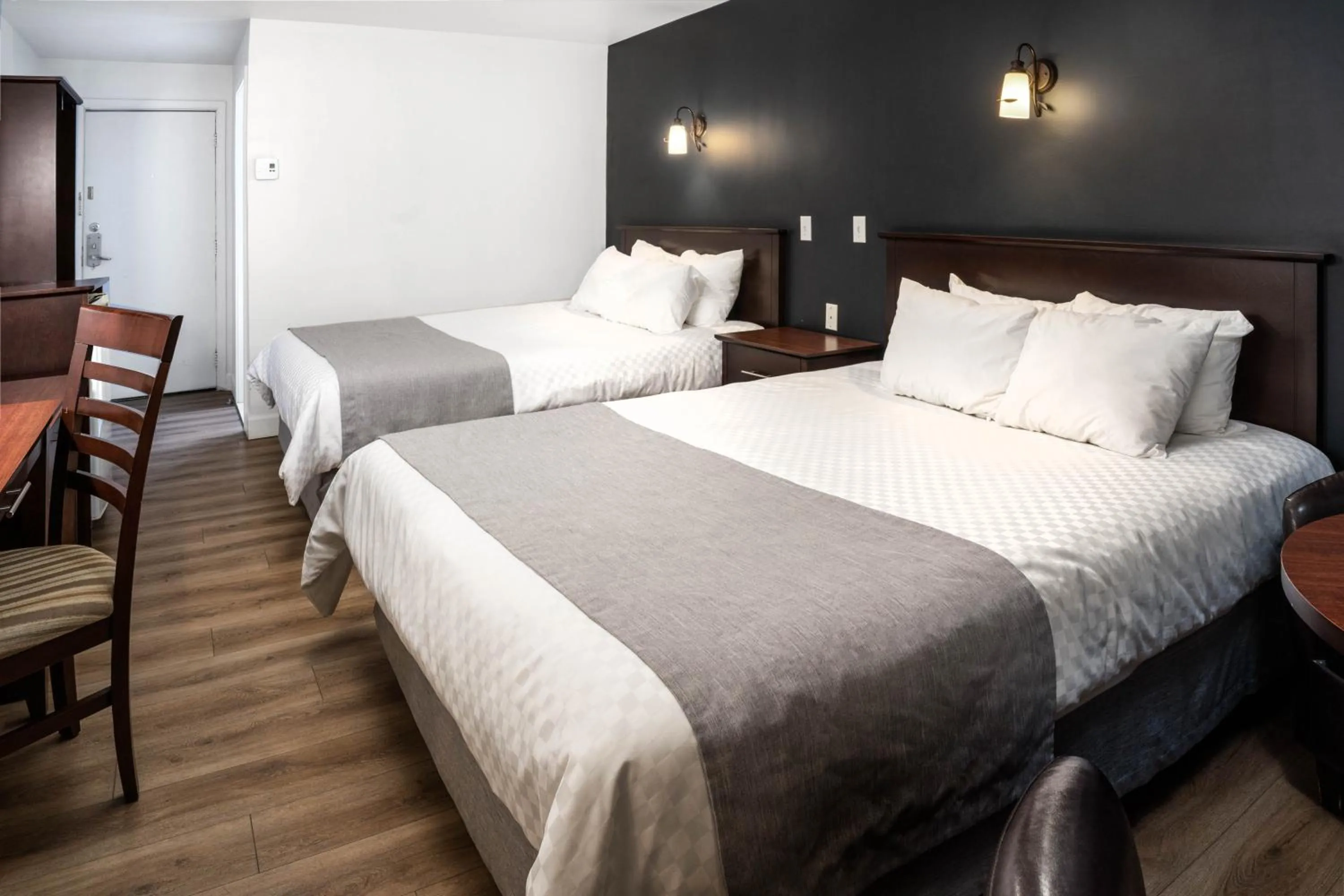 Photo of the whole room in Hôtel Marineau Centre