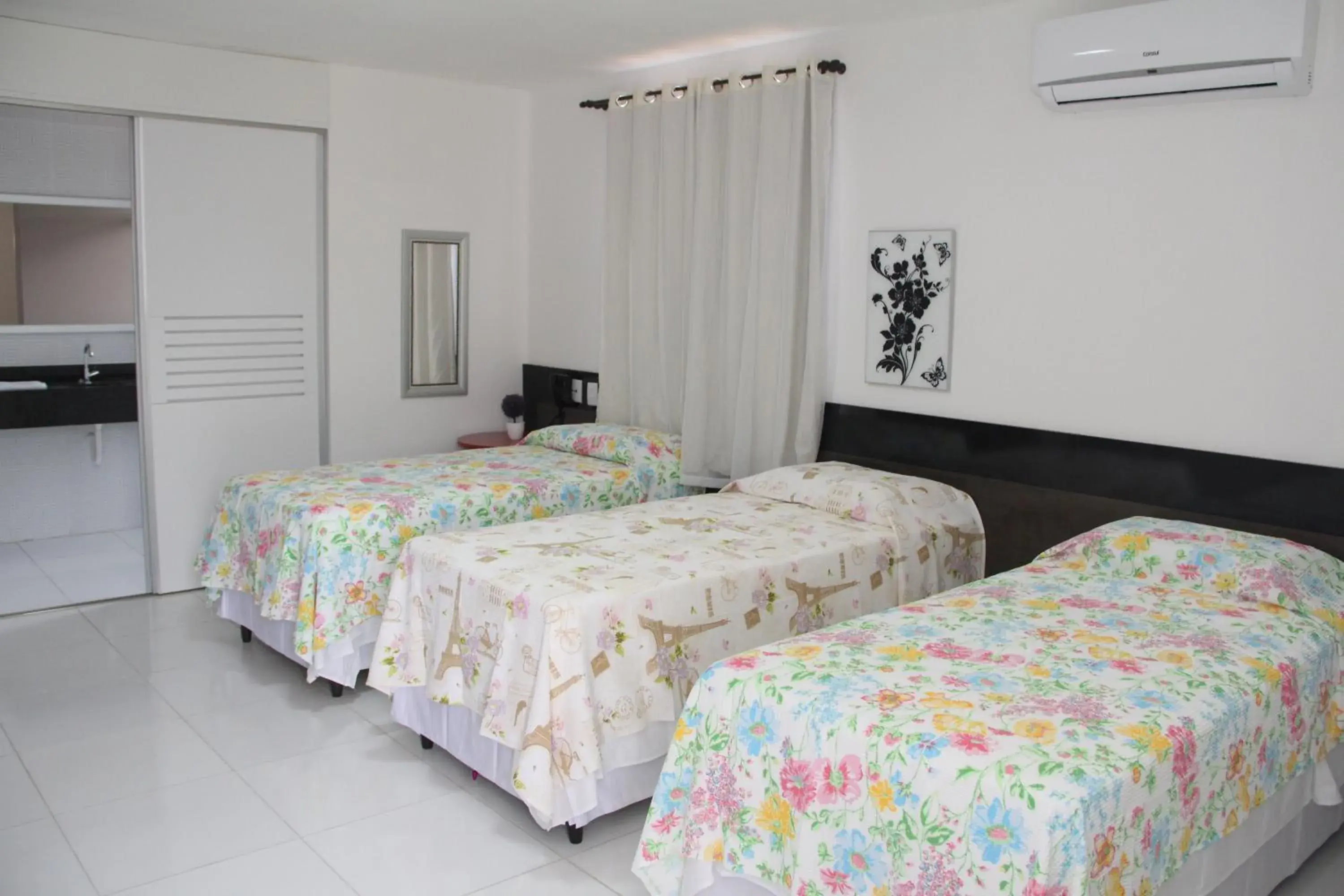 Standard Triple Room in France Hotel Standard Triple Room in France Hotel