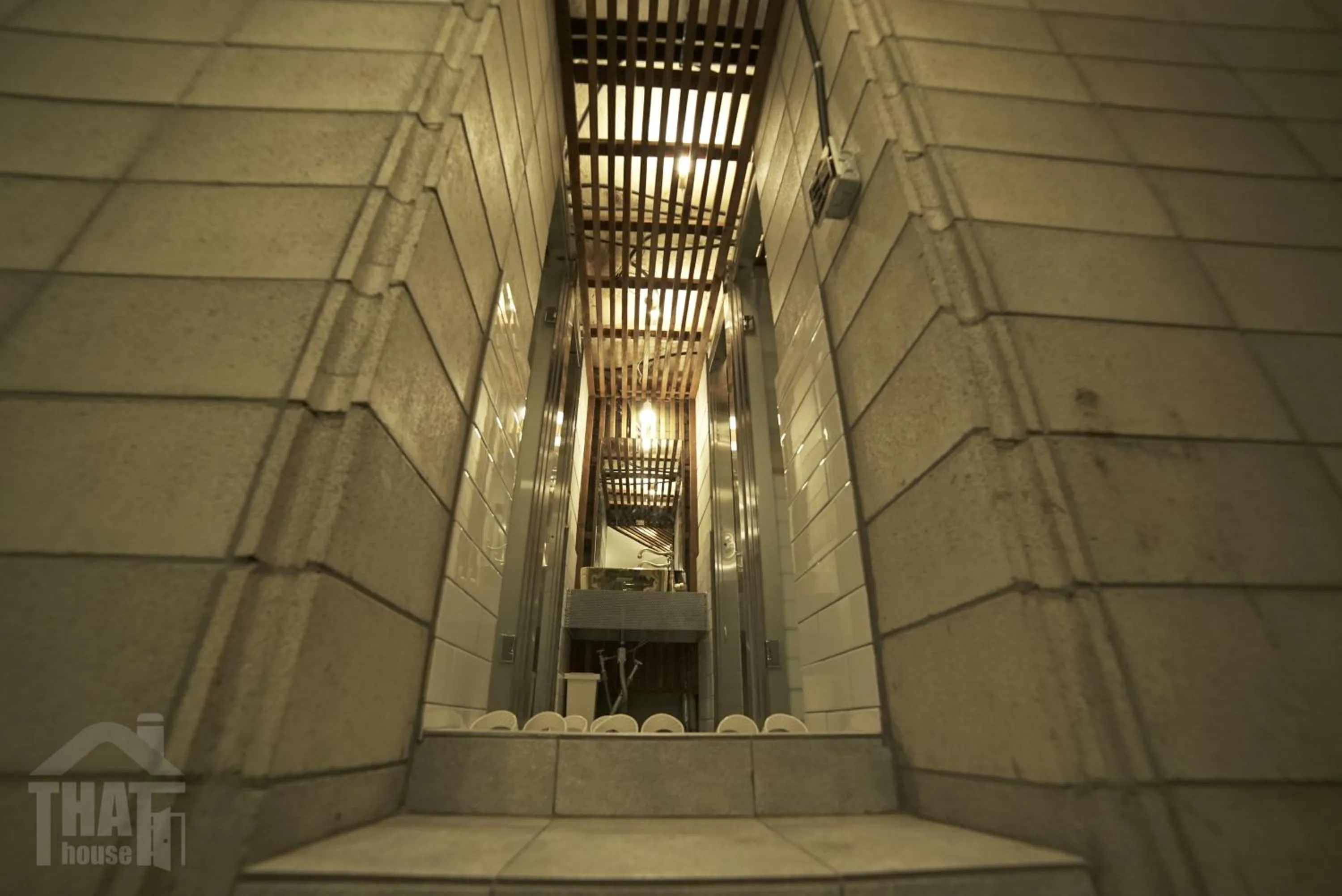 Shower in That House Hongdae