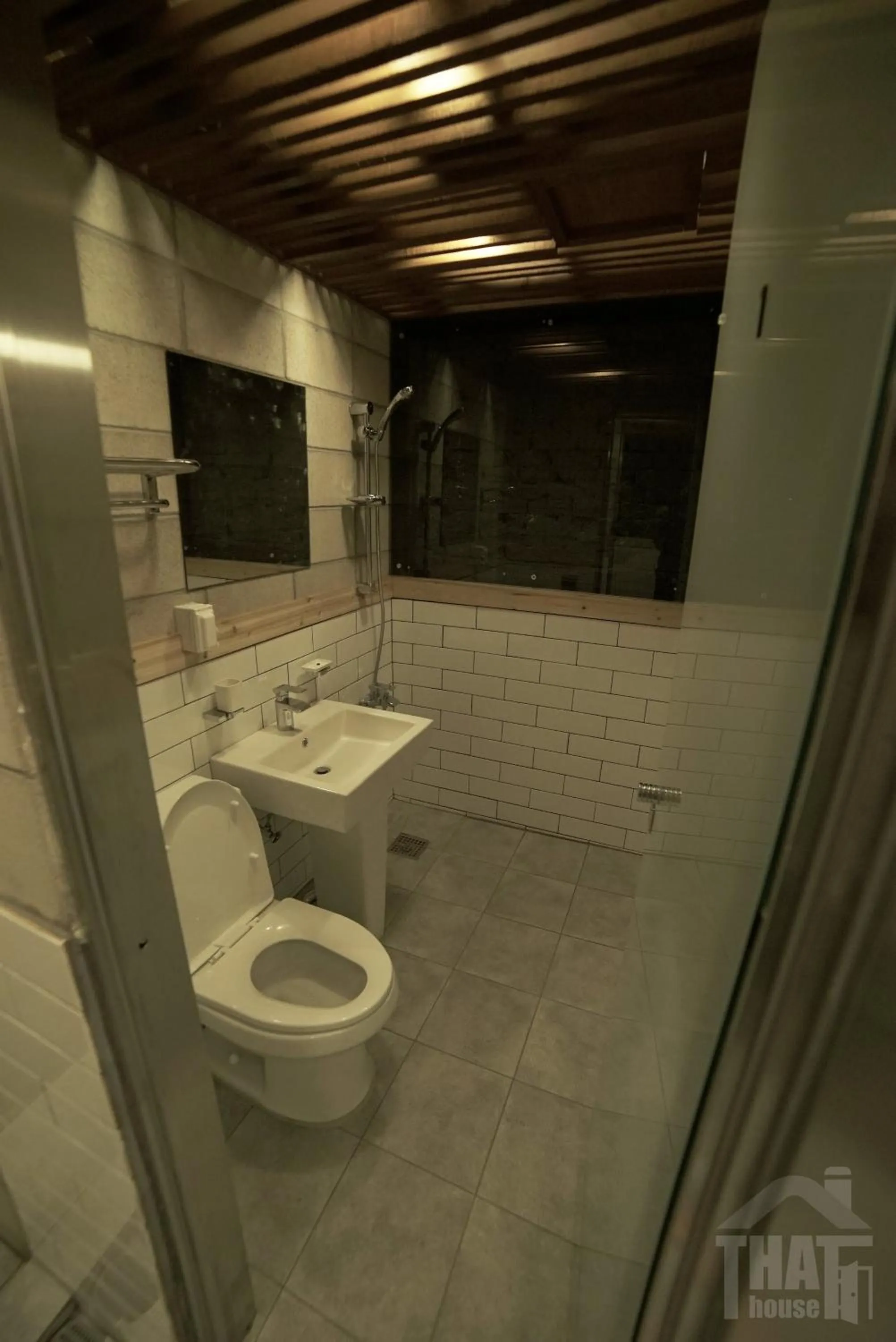 Shower in That House Hongdae