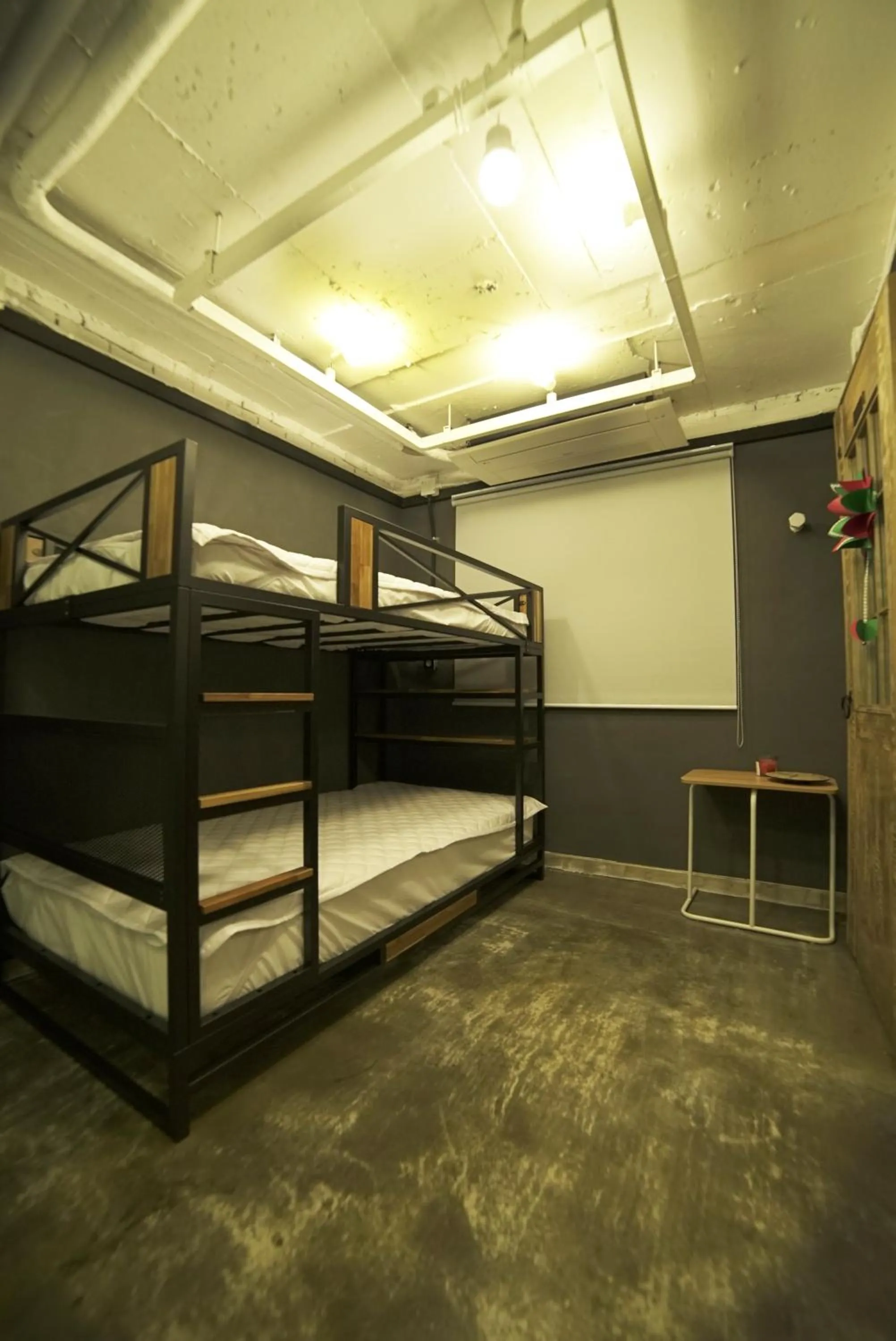 Staff, Bed in That House Hongdae