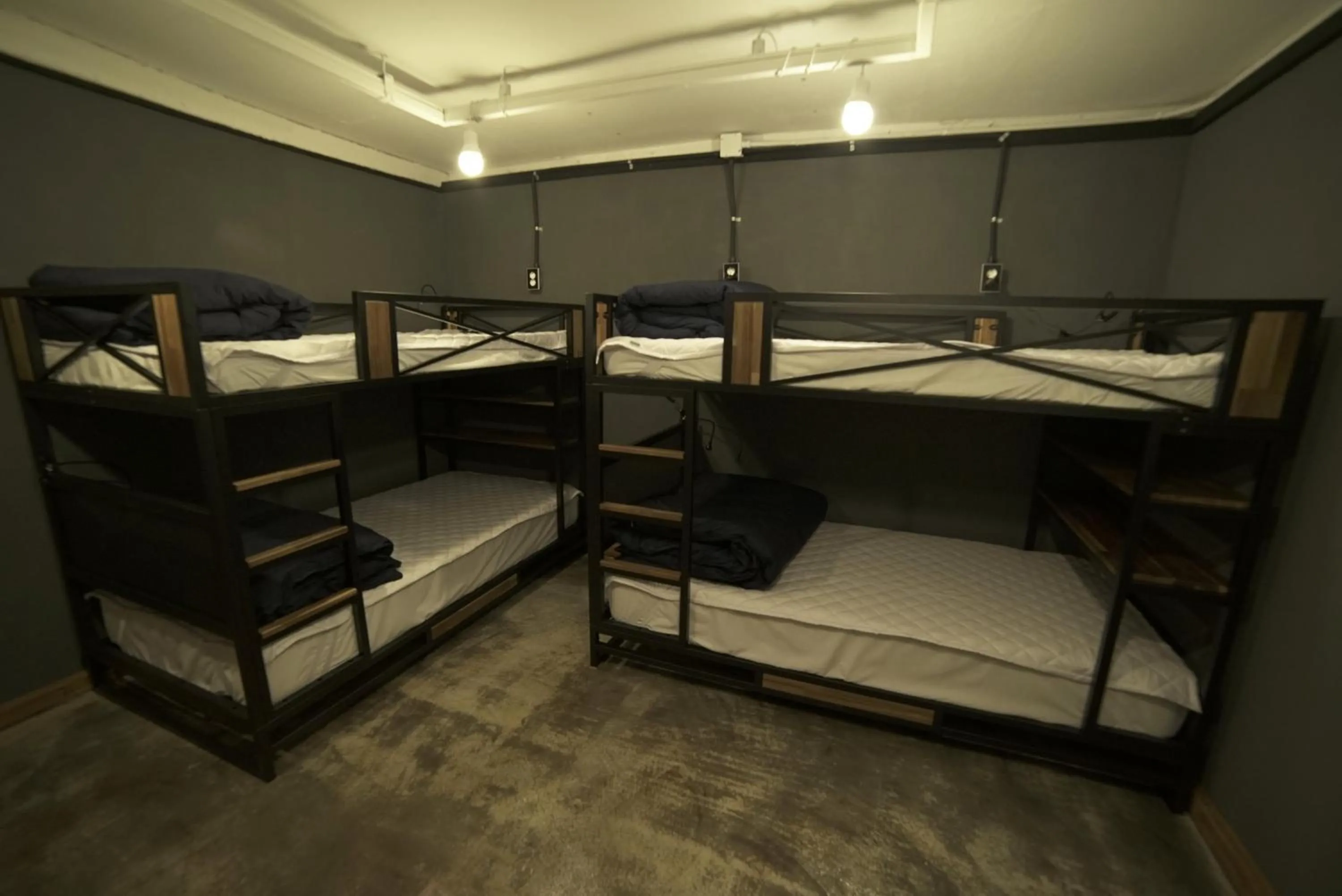 Staff, Bed in That House Hongdae