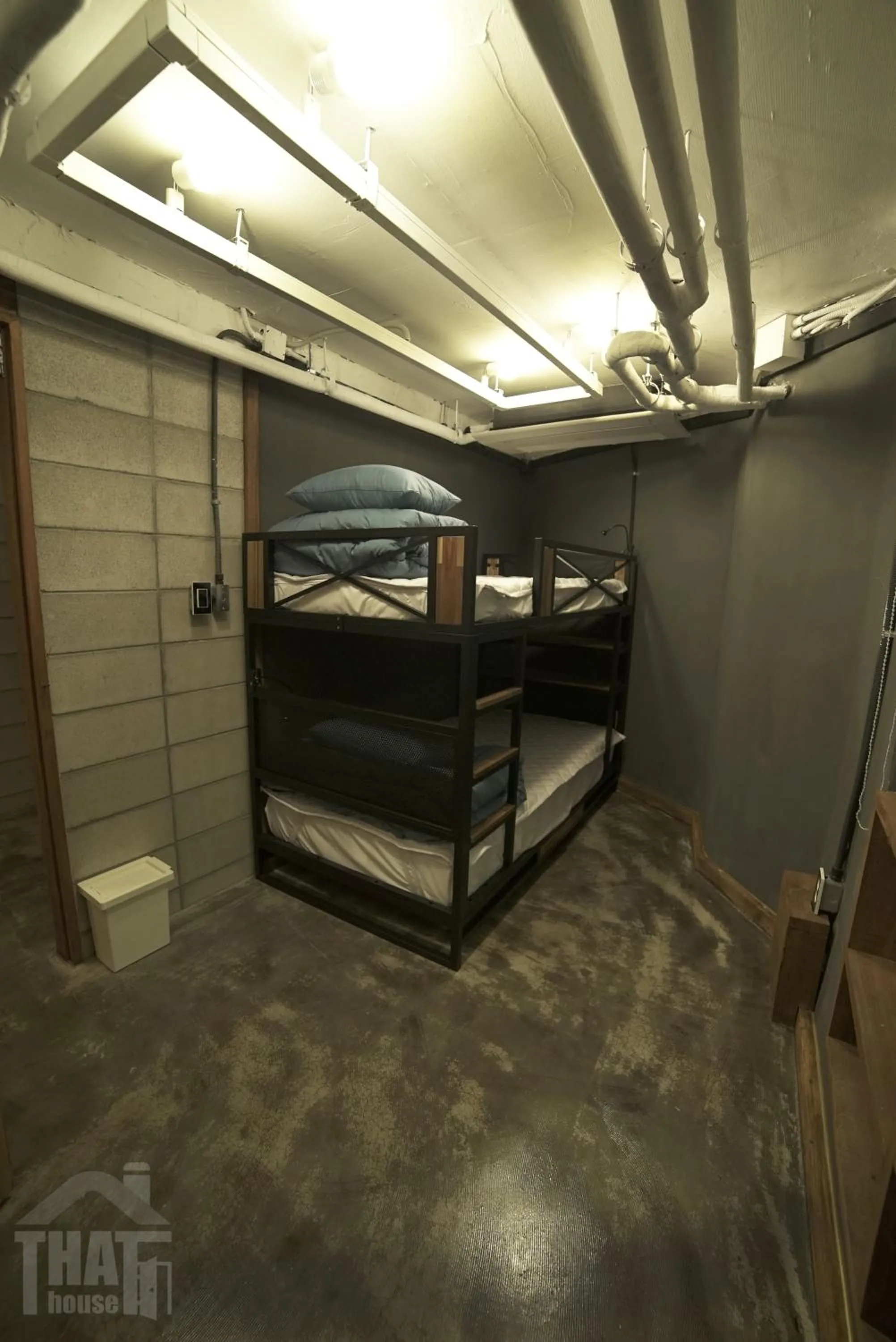 Staff, Bed in That House Hongdae