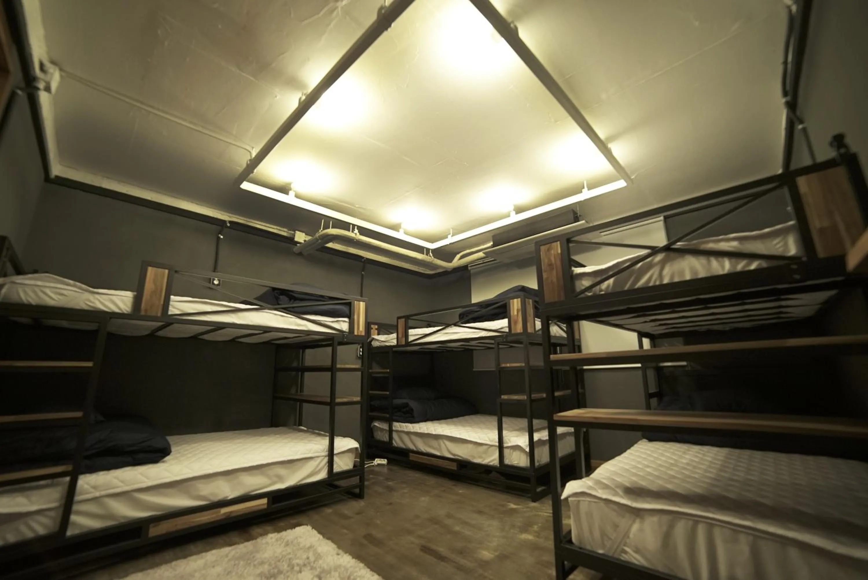 Staff, Bed in That House Hongdae