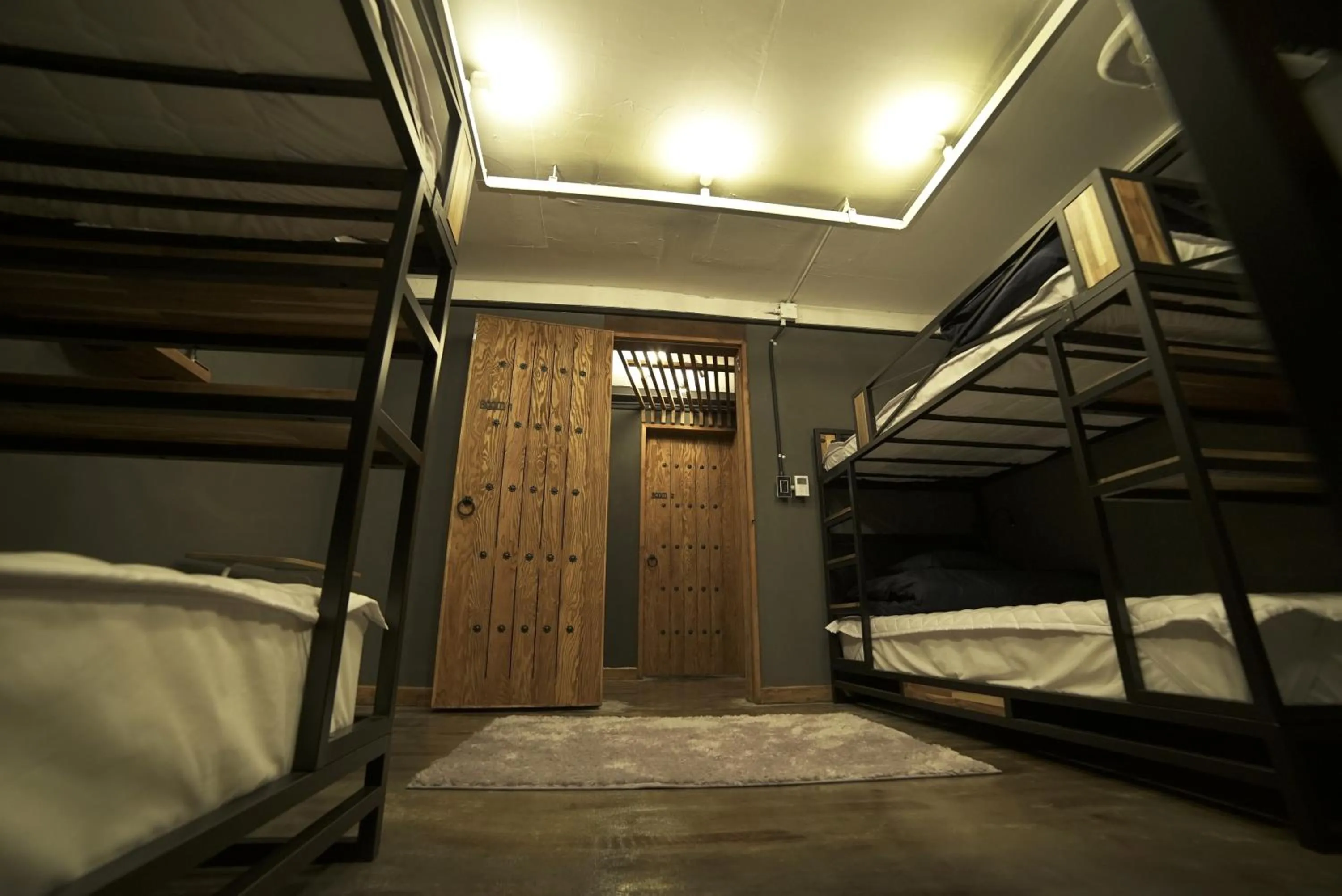 Staff, Bed in That House Hongdae