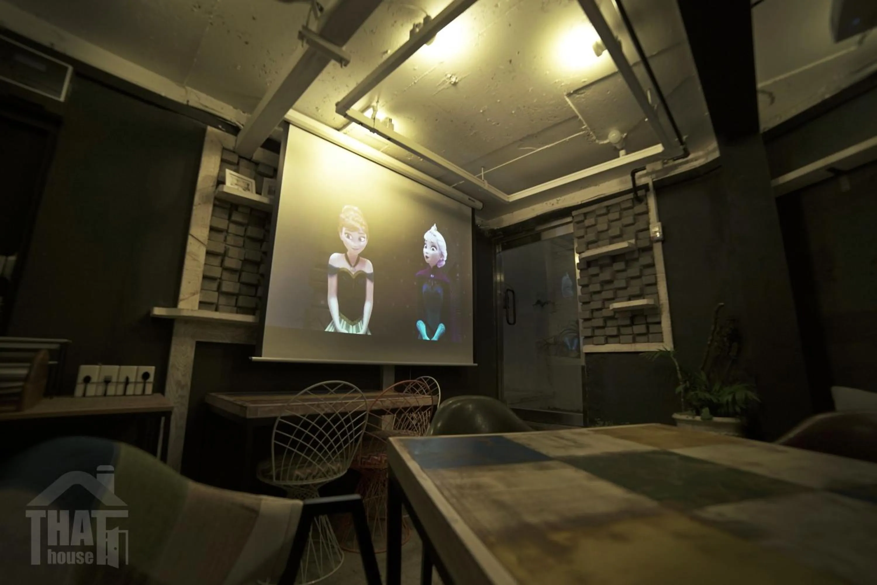 Communal lounge/ TV room in That House Hongdae