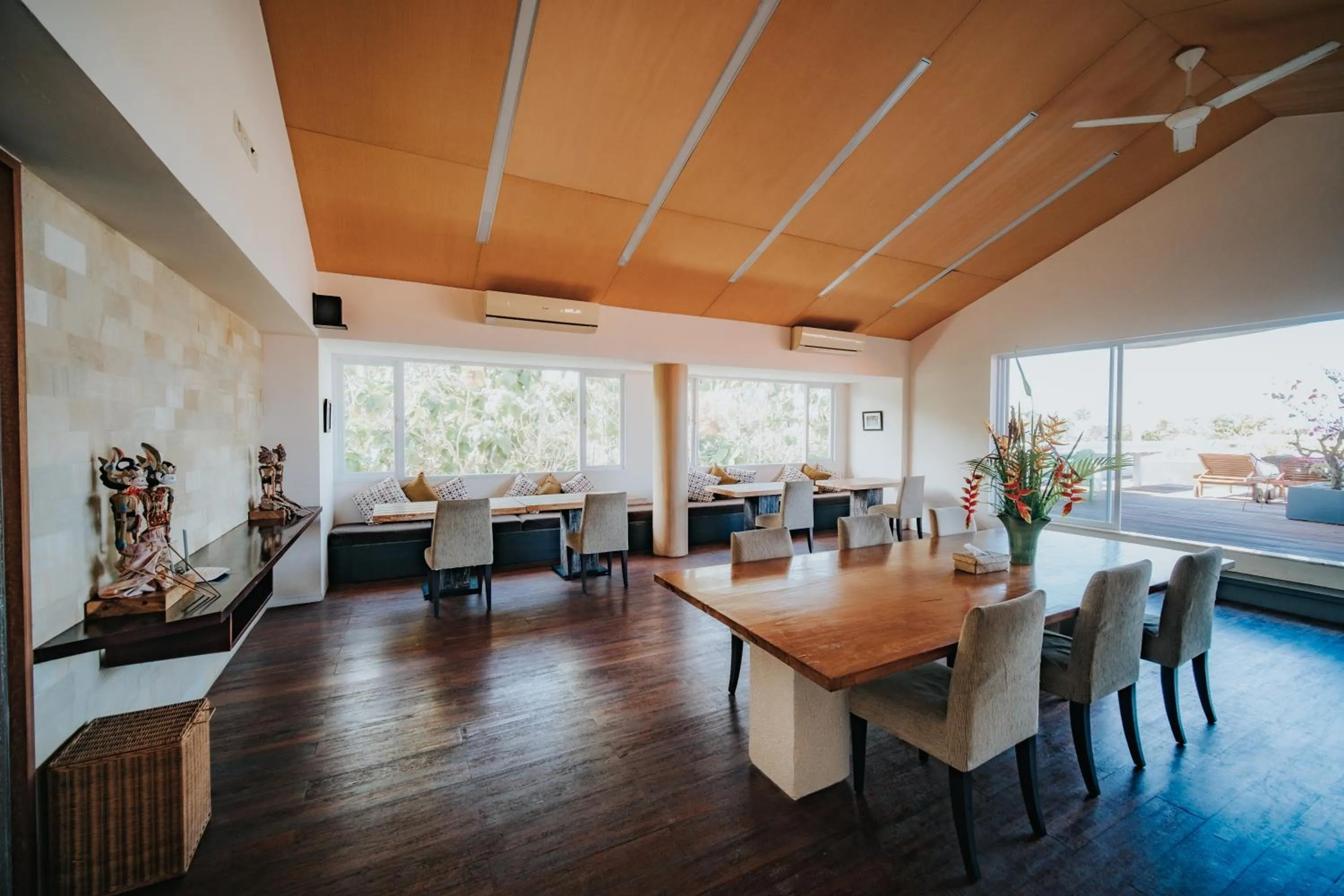 Restaurant/places to eat in Allia Residence