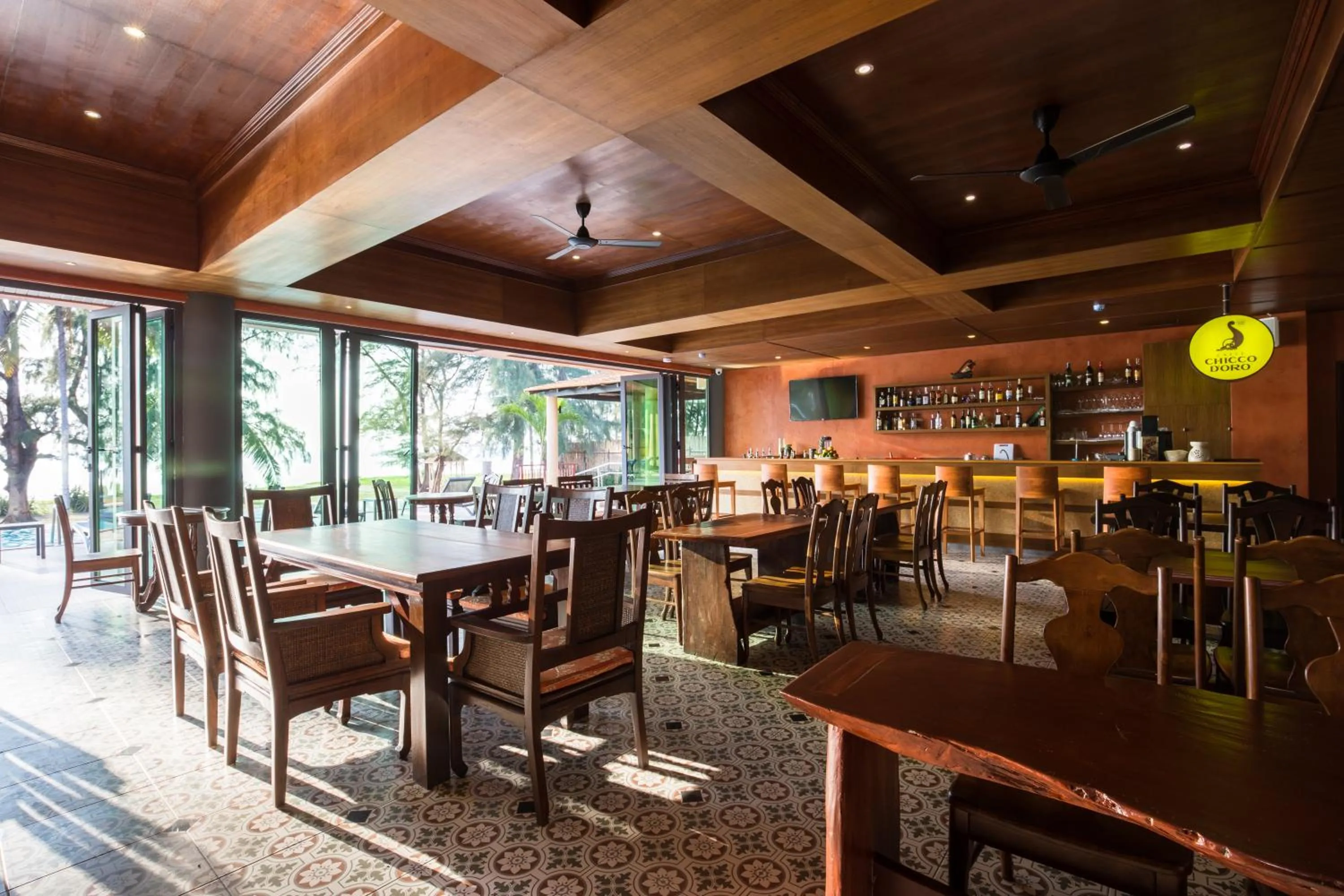 Restaurant/places to eat in Coriacea Beachfront Boutique Phuket Resort