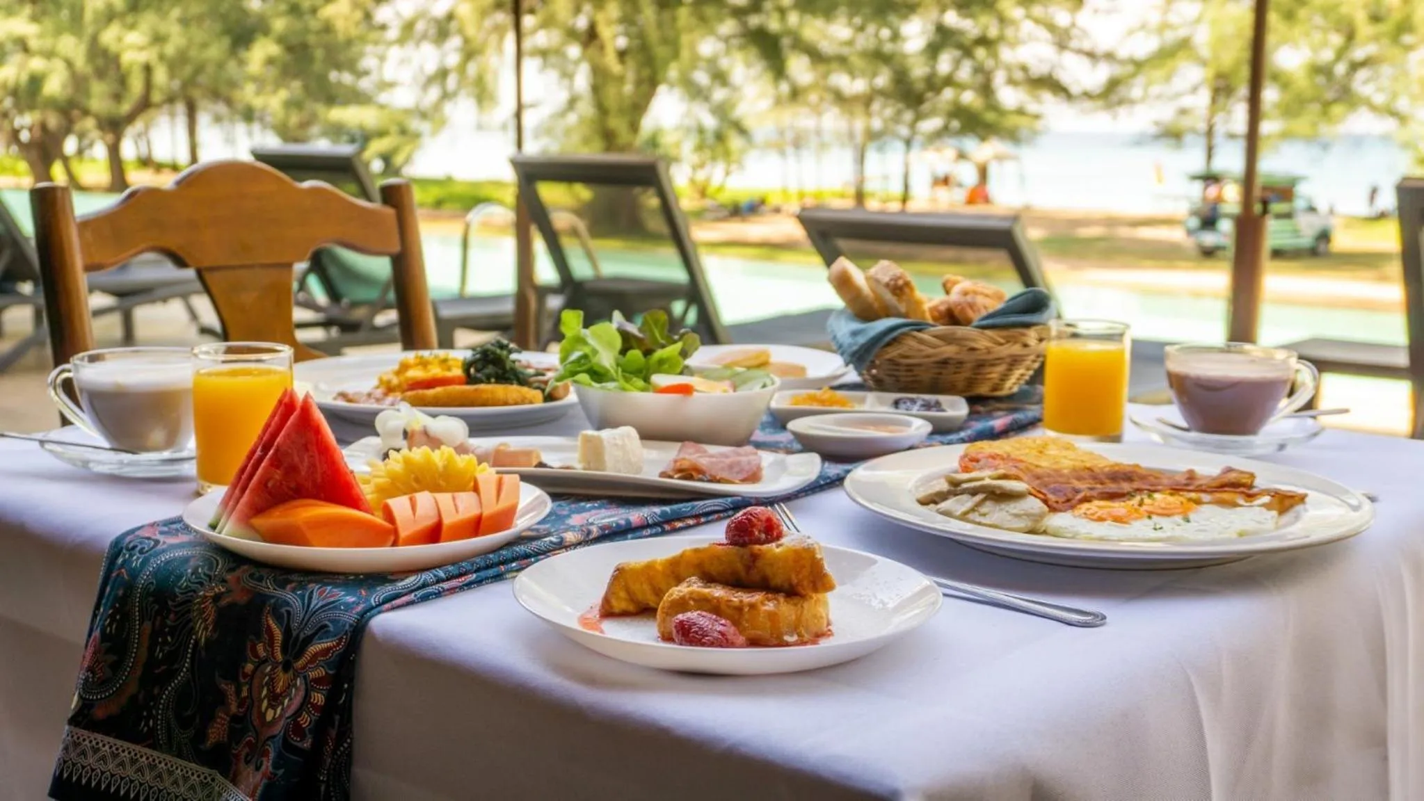 Restaurant/places to eat in Coriacea Beachfront Boutique Phuket Resort