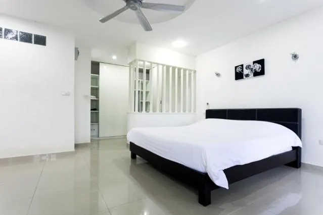 Photo of the whole room, Bed in Galare Thong Tower
