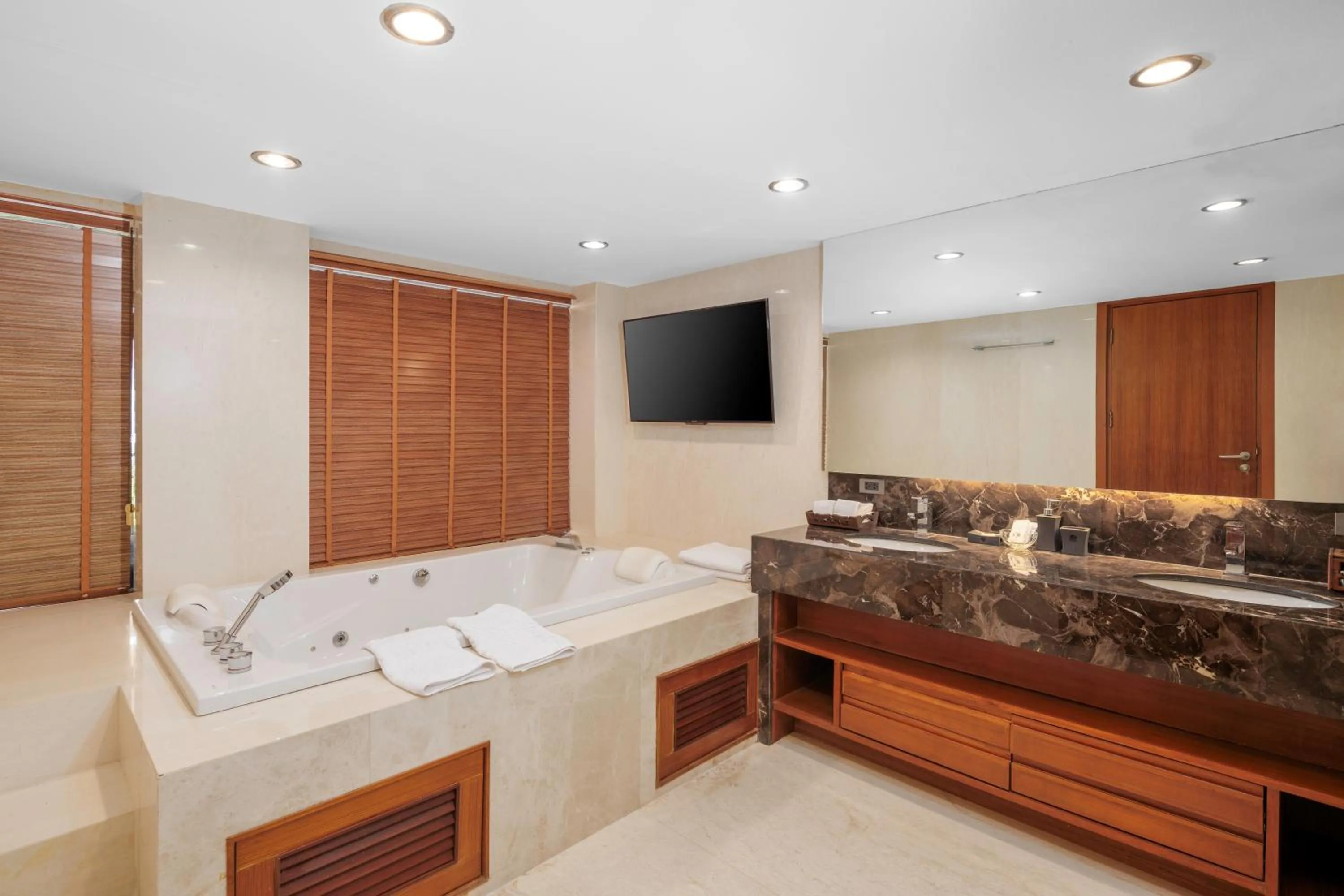 Bath in Luxury 4 pool Seaview 6 bedroom Villa on Surin Hill