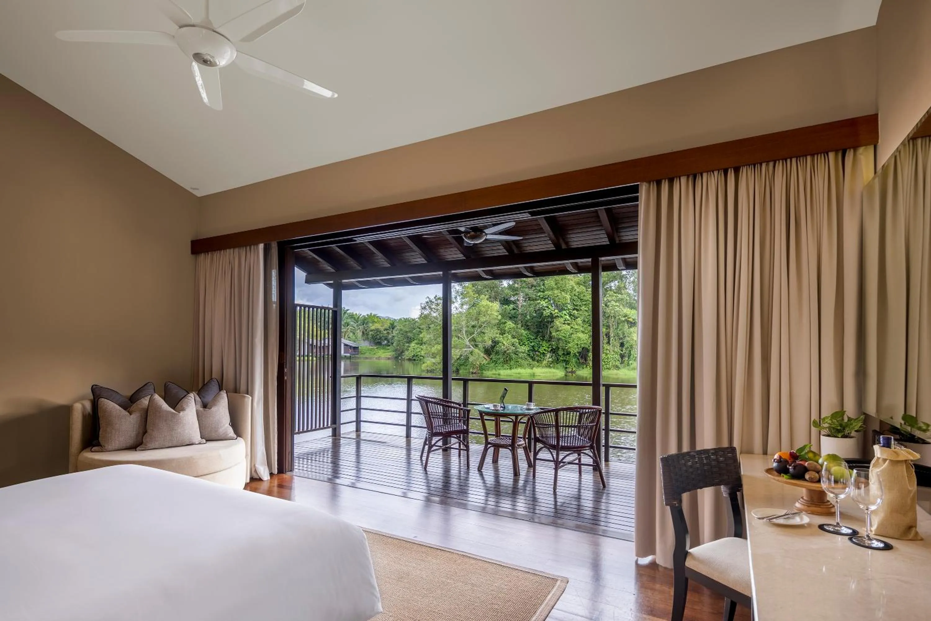 Lake view, Bed in Mangala Estate Boutique Resort - Small Luxury Hotels of the World