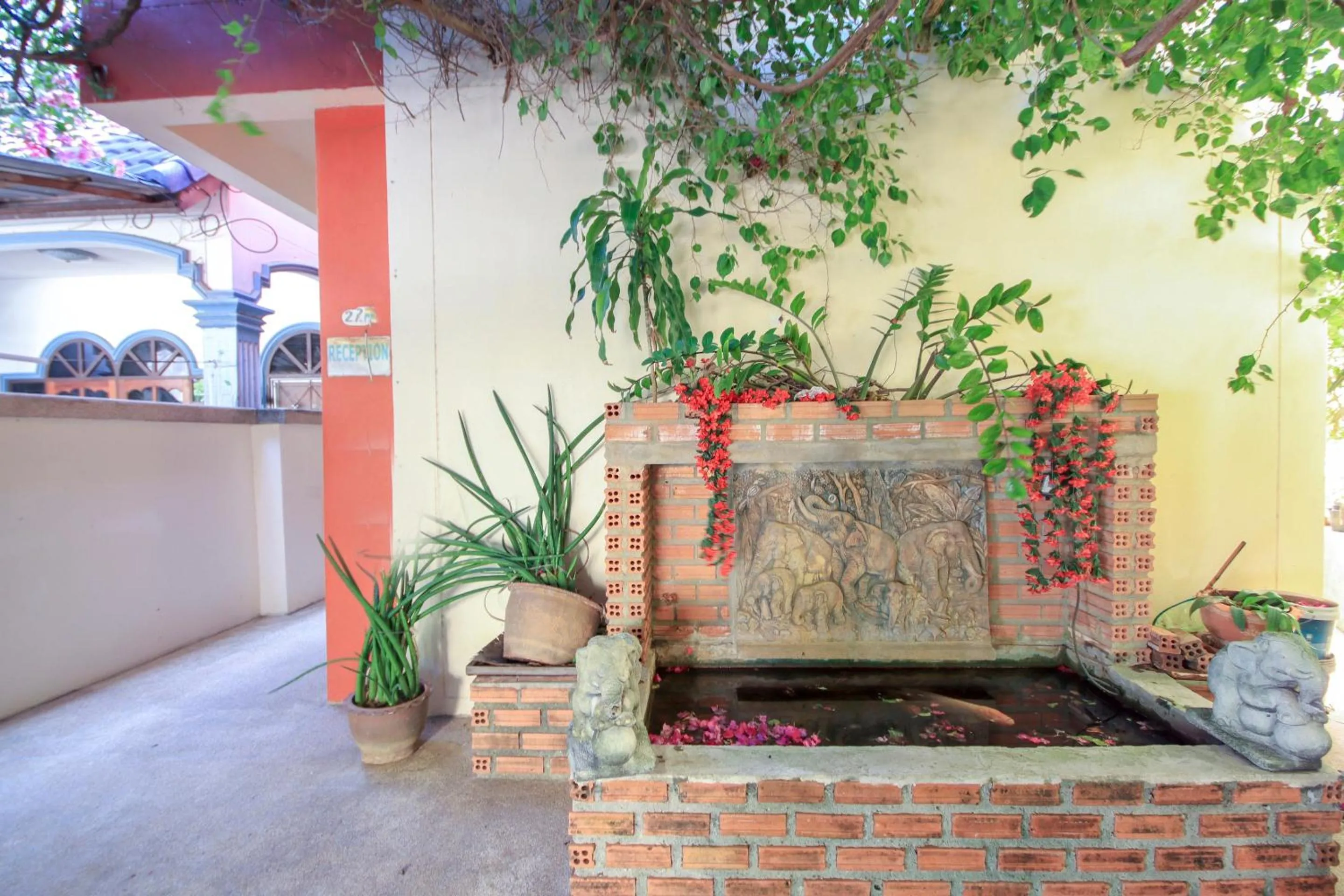 Garden in Ban Elephant Blanc Apartment