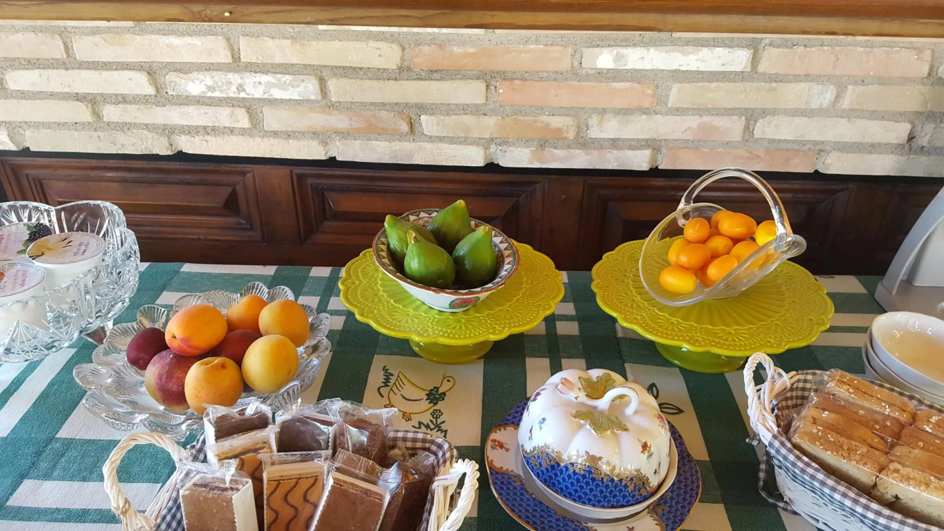 Buffet breakfast in Aquilamaior