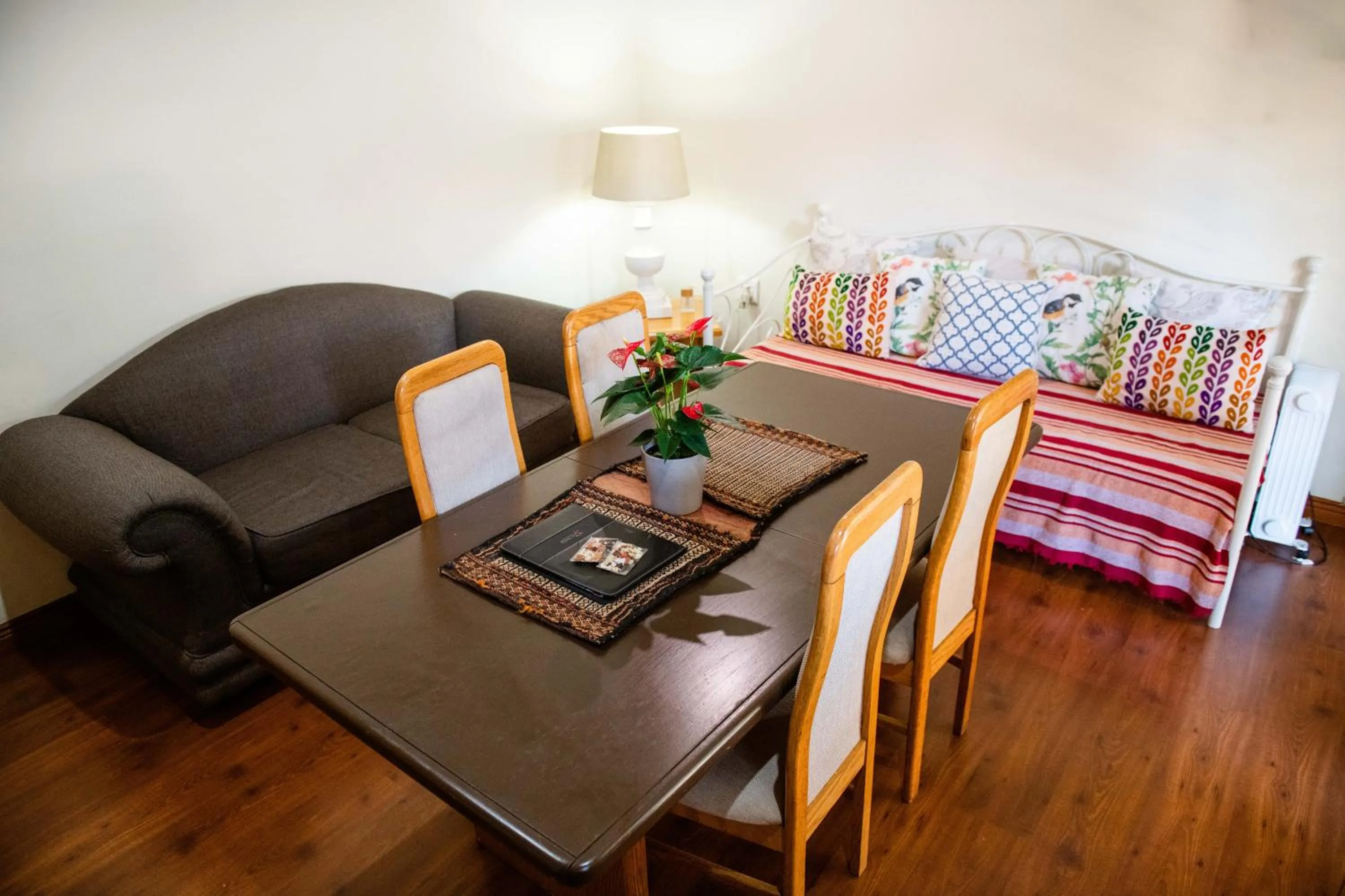 Living room, Bed in 37 on Charles