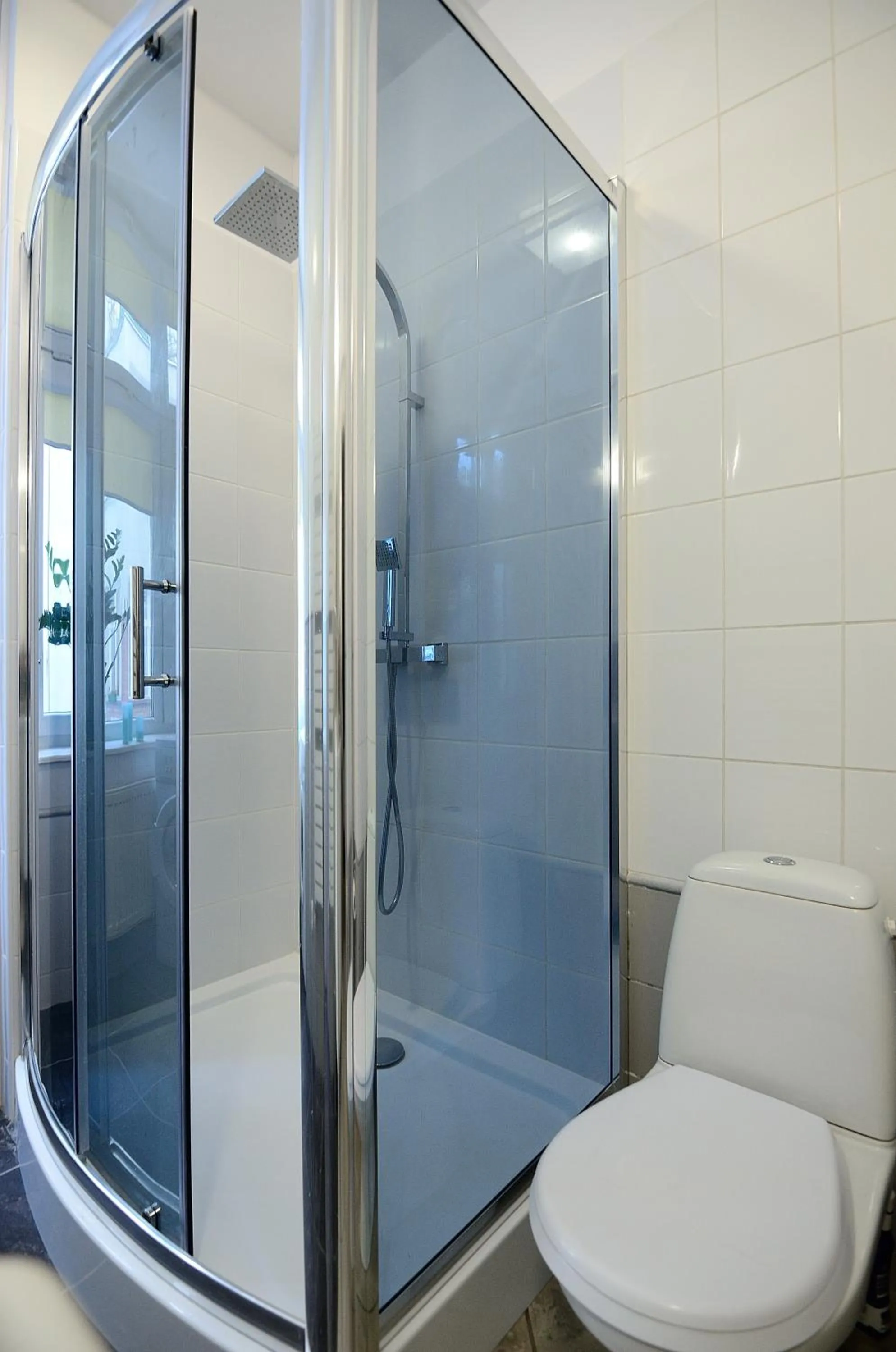 Shower in Victus Apartamenty, Apartamenty Adams