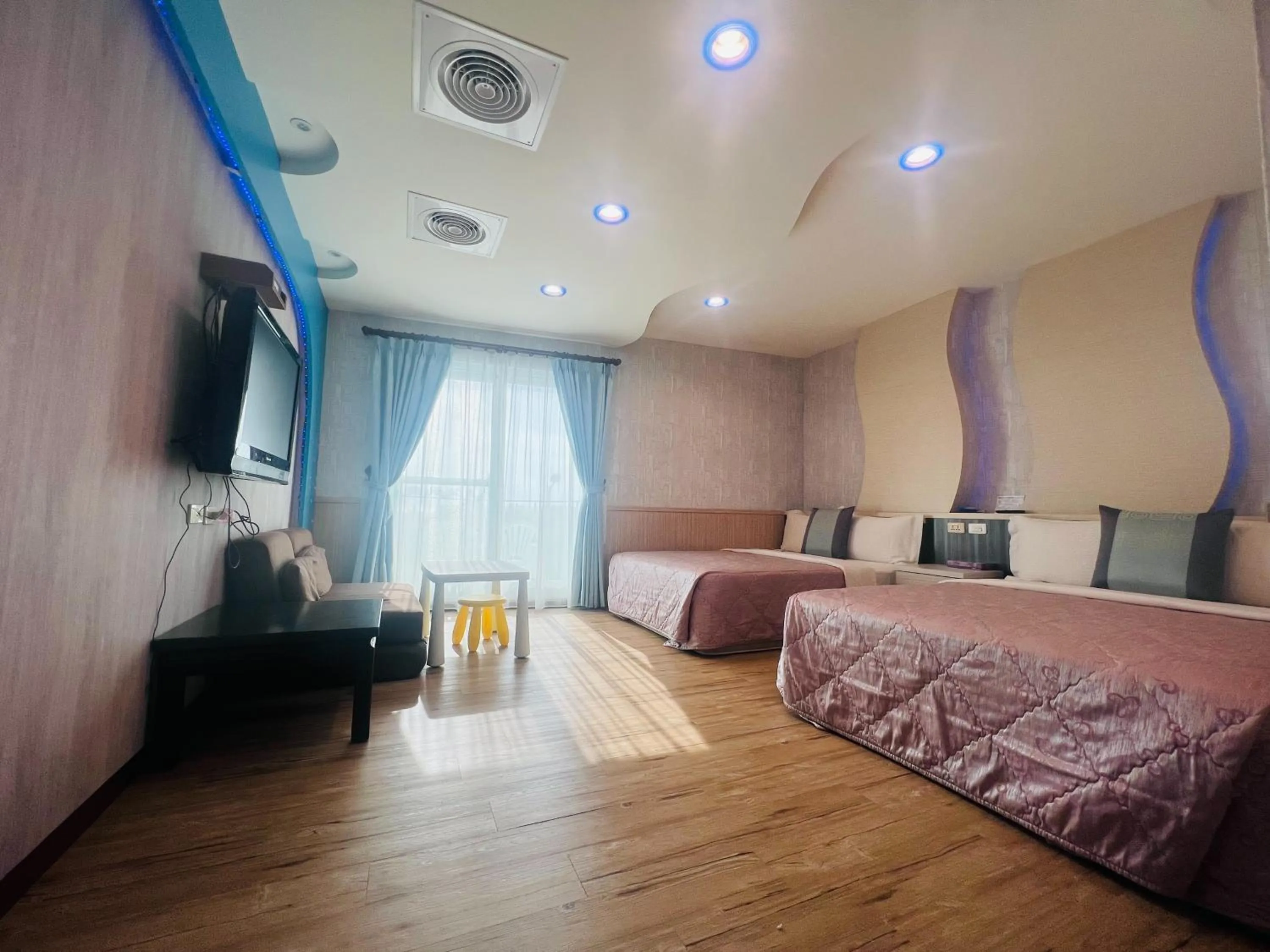 Photo of the whole room, Bed in Ibiza Inn Kenting