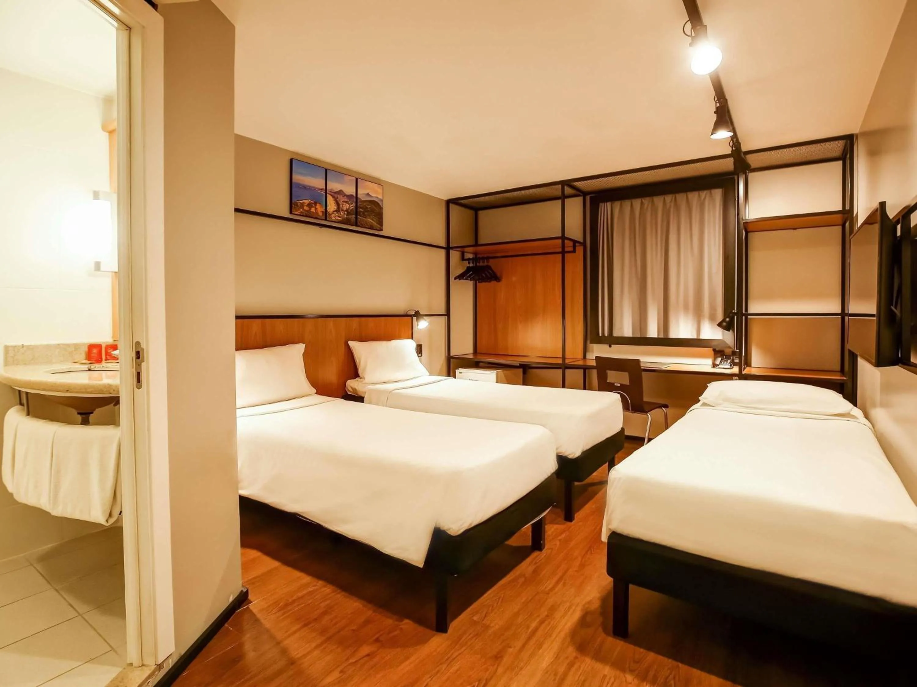 Bedroom, Bed in ibis Copacabana Posto 2