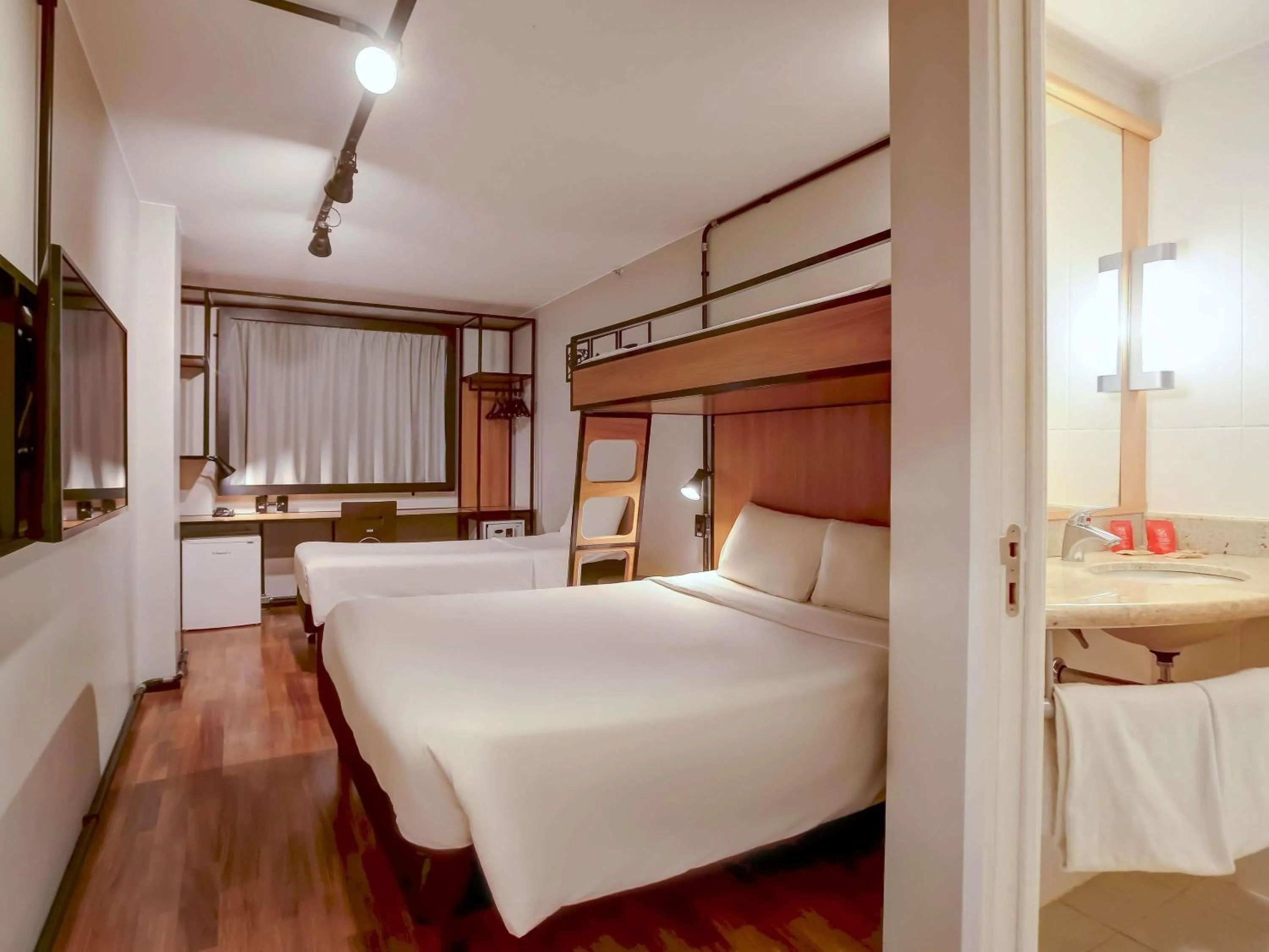 Bedroom, Bed in ibis Copacabana Posto 2