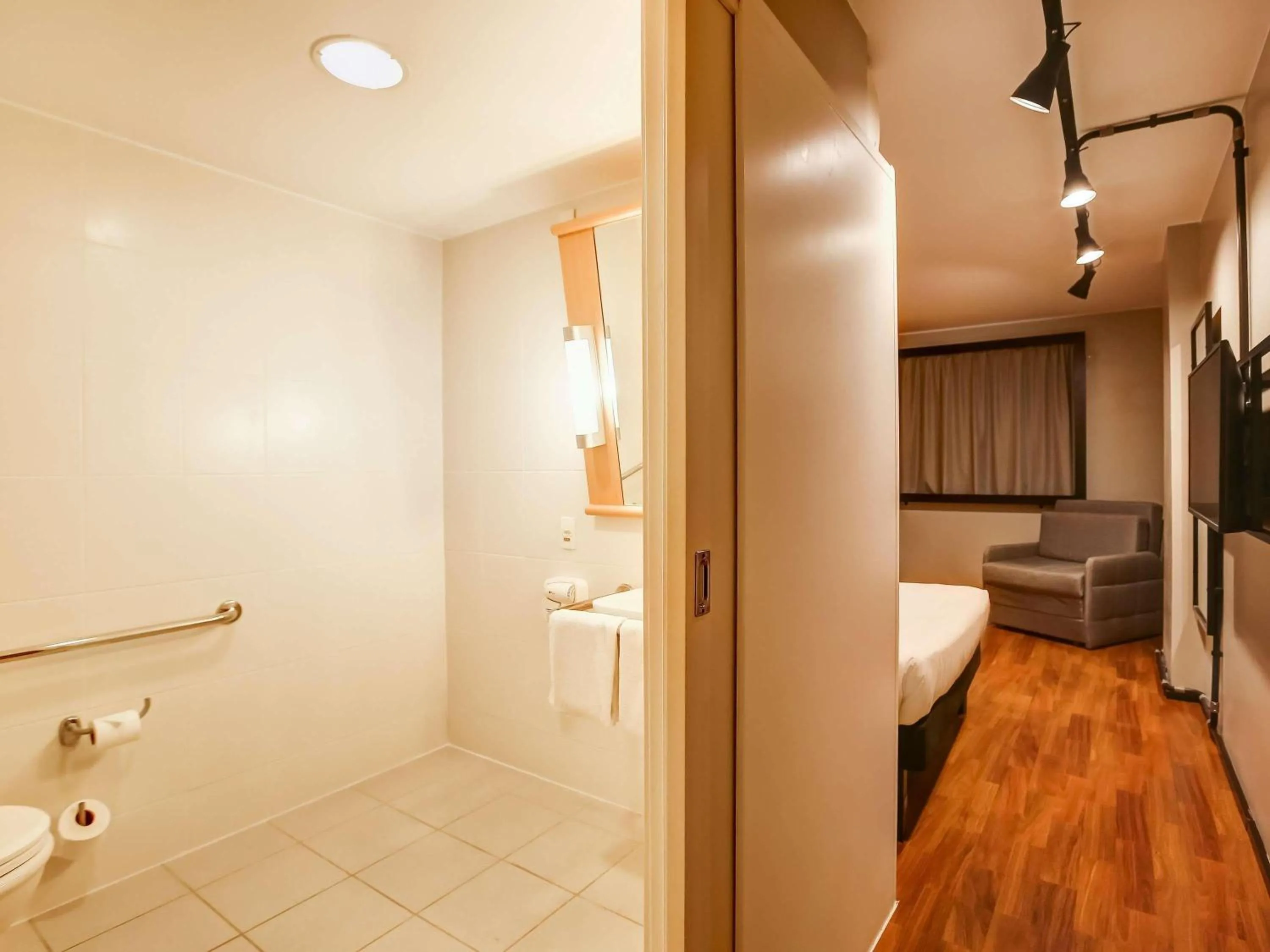 Bedroom in ibis Copacabana Posto 2